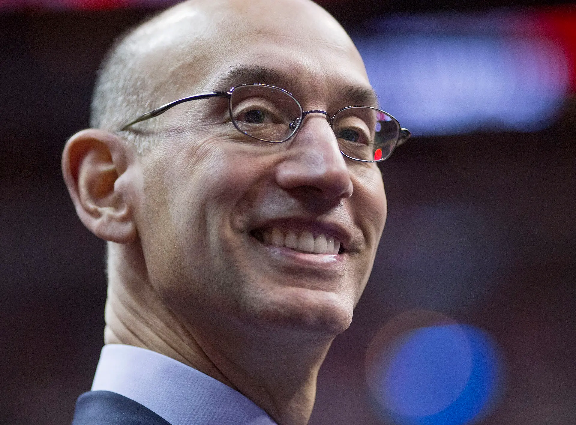NBA 總裁 Adam Silver 2014 年在華盛頓比賽場邊，攝影 Keith Allison，CC BY-SA 2.0