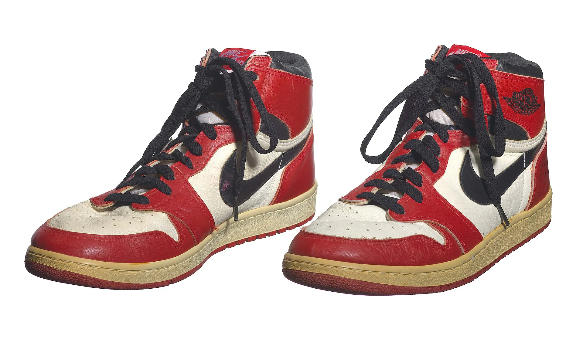 1985 年紅白黑配色 Air Jordan 1 實戰球鞋，Smithsonian 提供，CC0