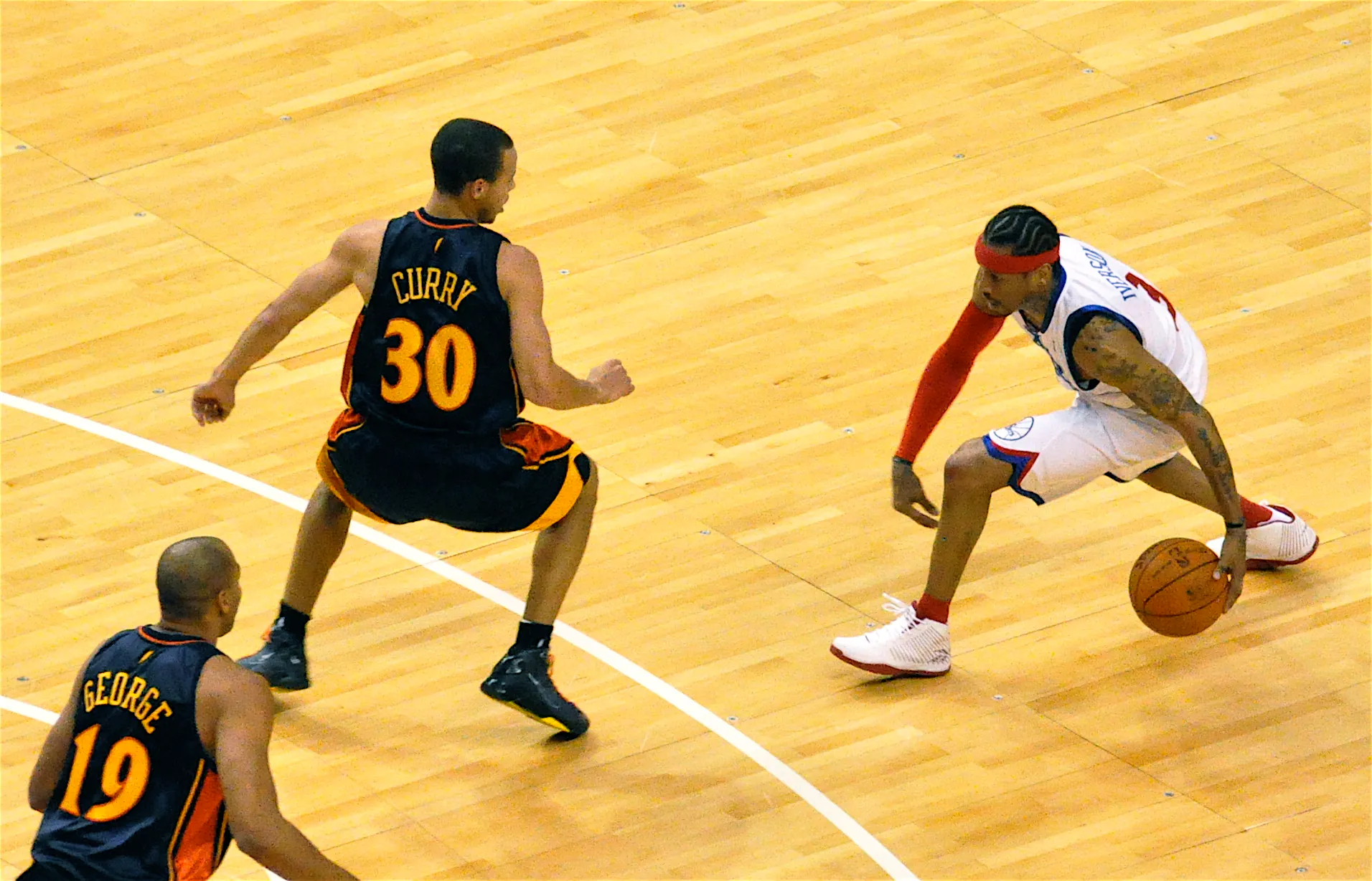 2009 年 76 人 Allen Iverson 面對勇士 Stephen Curry 運球，攝影 Kevin Burkett，CC BY-SA 2.0