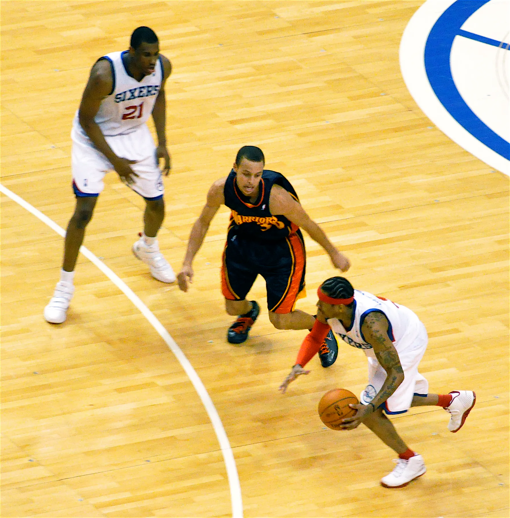 2009 年 76 人 Allen Iverson 運球突破勇士 Stephen Curry，攝影 Kevin Burkett，CC BY-SA 2.0
