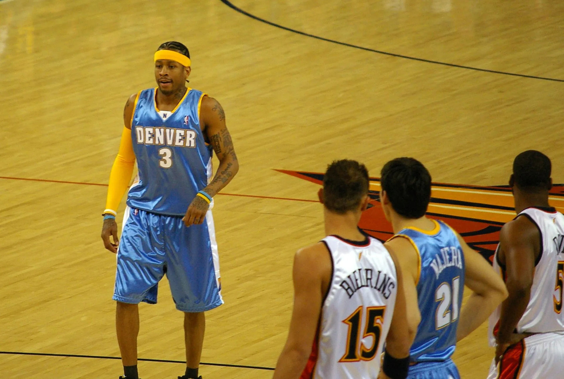 2007 年金塊 Allen Iverson 身穿 3 號球衣在場上，攝影 Greg Ma，CC BY 2.0