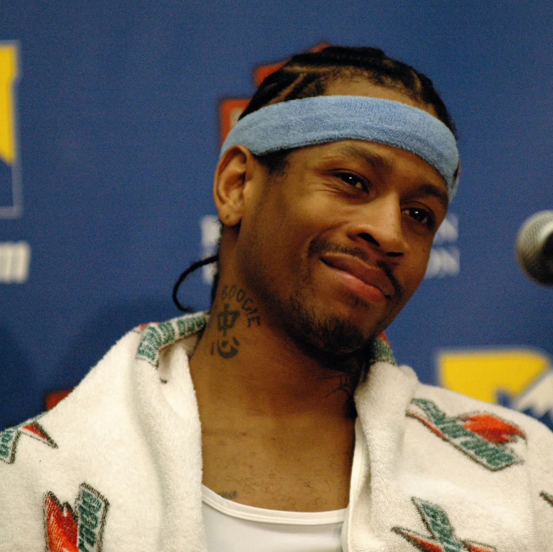 2007 年金塊時期 Allen Iverson 出席賽後記者會，攝影 Arthur Mouratidis，CC BY 2.0