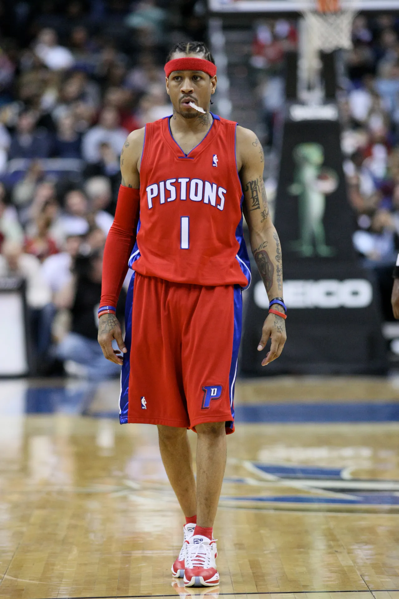 2008 年 Allen Iverson 身穿活塞 1 號紅色球衣在場上，攝影 Keith Allison，CC BY-SA 2.0