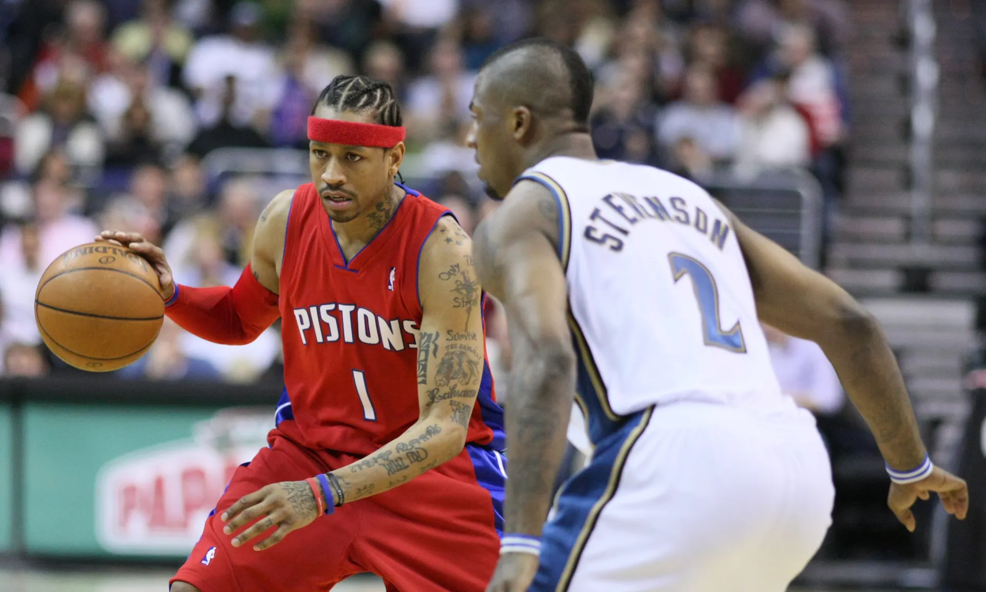 2008 年活塞 Allen Iverson 運球面對巫師 DeShawn Stevenson，攝影 Keith Allison，CC BY-SA 2.0