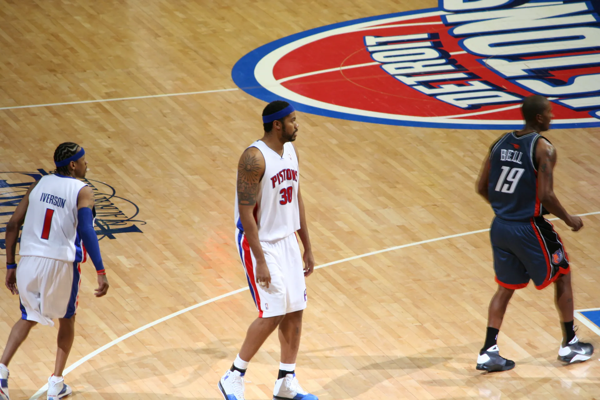 2009 年活塞 Allen Iverson 與 Rasheed Wallace 主場對山貓，攝影 Kevin Ward，CC BY-SA 2.0