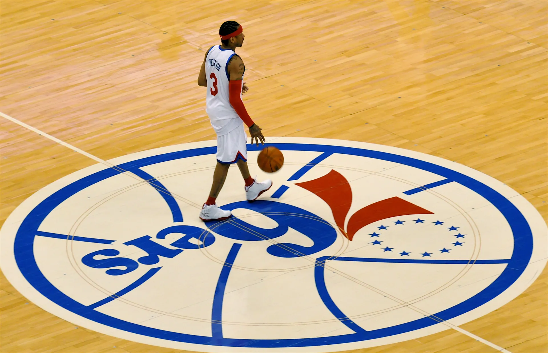 2009 年 Allen Iverson 身穿 76 人 3 號球衣在中場運球，攝影 Kevin Burkett，CC BY-SA 2.0