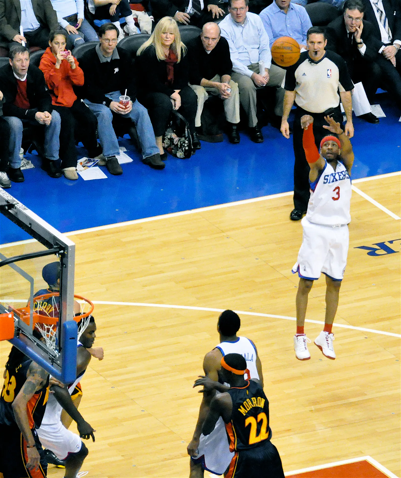 2009 年 Allen Iverson 身穿 76 人 3 號球衣在底角跳投，攝影 Kevin Burkett，CC BY-SA 2.0