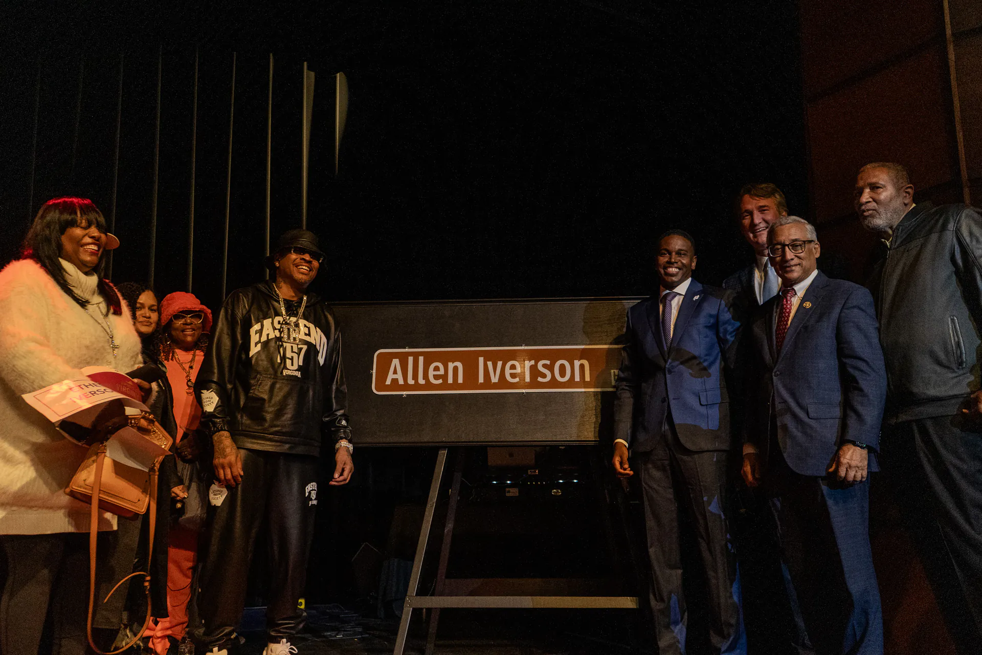 2024 年 Allen Iverson 出席家鄉 Allen Iverson Way 街道命名儀式，攝影維吉尼亞州州長辦公室，CC BY 2.0
