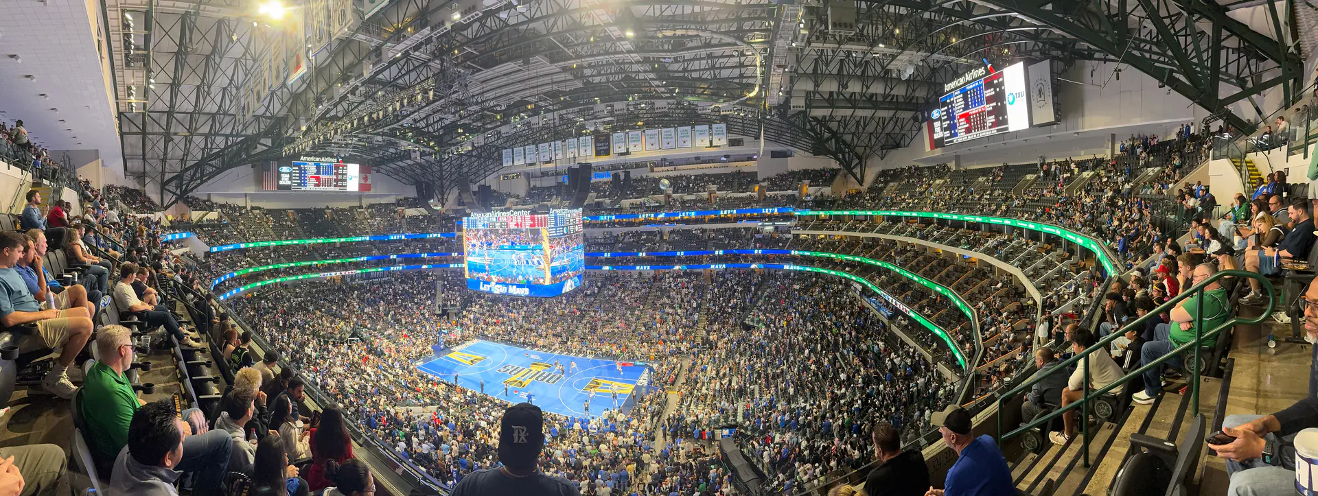 2025 年 11 月獨行俠主場 American Airlines Center 迎戰快艇的球場全景，攝影 Noah3500，CC BY-SA 4.0