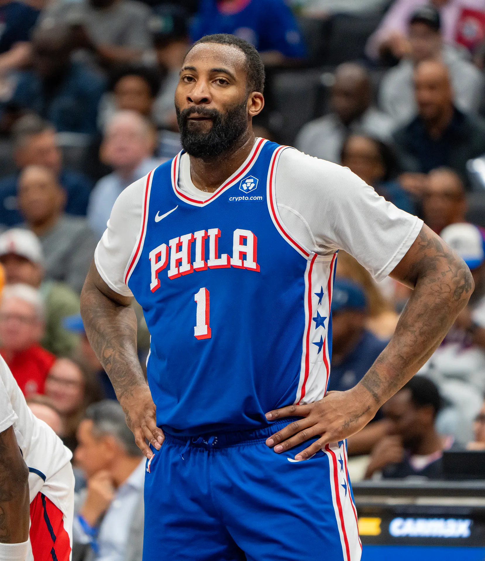 Andre Drummond 身穿 76 人藍色 1 號球衣雙手叉腰站在場上