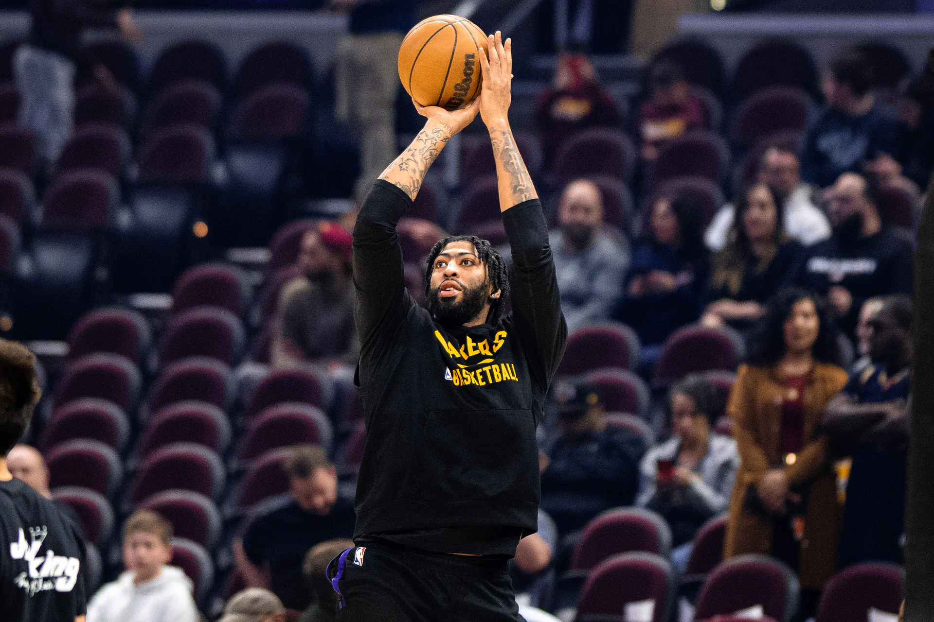身穿湖人黑色熱身服的 Anthony Davis 在賽前練習投籃（攝影 Erik Drost，CC BY-SA 2.0，Wikimedia Commons）