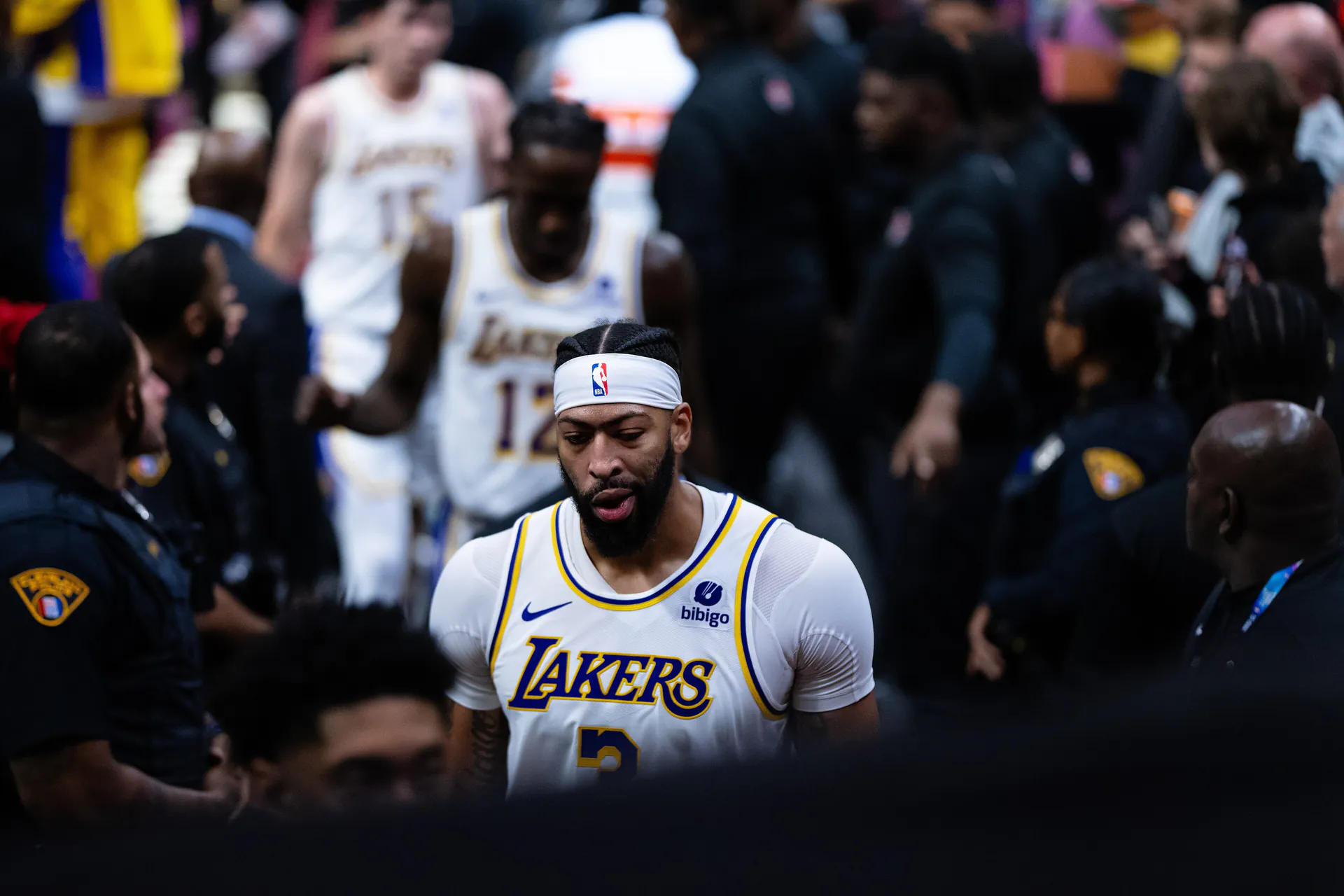 身穿湖人白色 3 號球衣頭戴頭帶的 Anthony Davis 在場邊人群中走下球場（攝影 Erik Drost，CC BY 2.0，Wikimedia Commons）