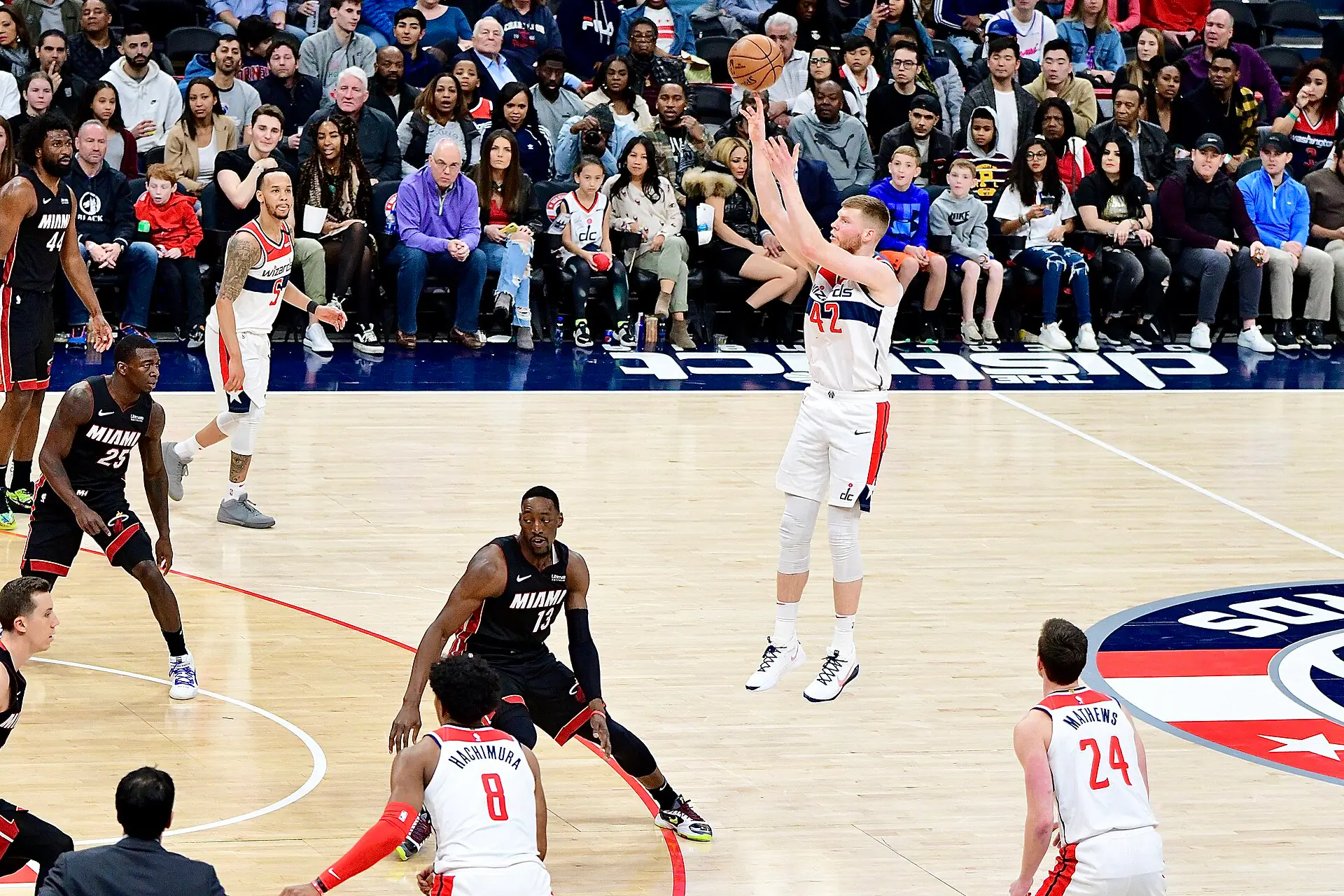 熱火 13 號 Bam Adebayo 在巫師主場外線防守