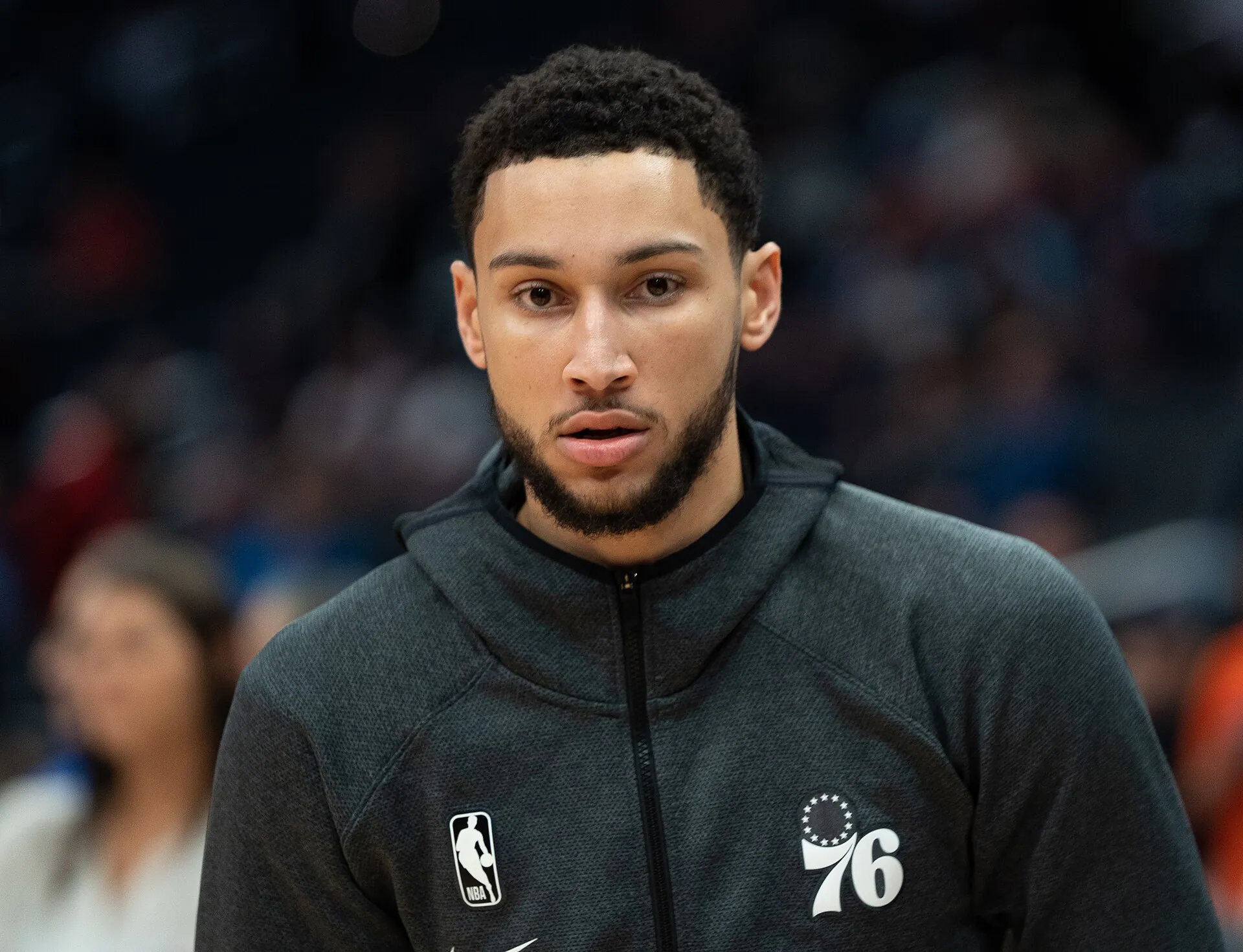 Ben Simmons 身穿 76 人深灰色熱身外套在賽前場邊