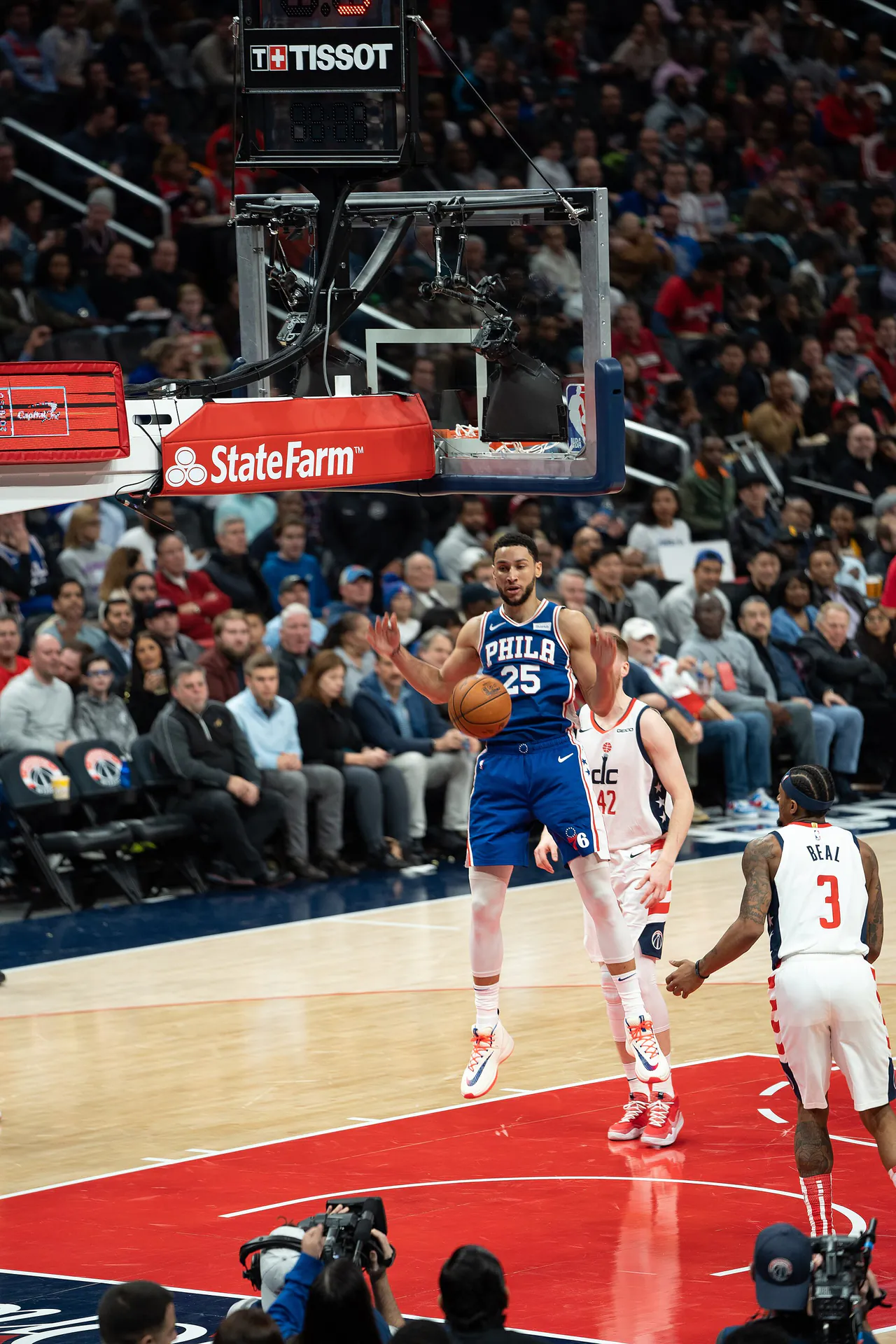 Ben Simmons 身穿 76 人藍色 25 號球衣在巫師主場灌籃落地