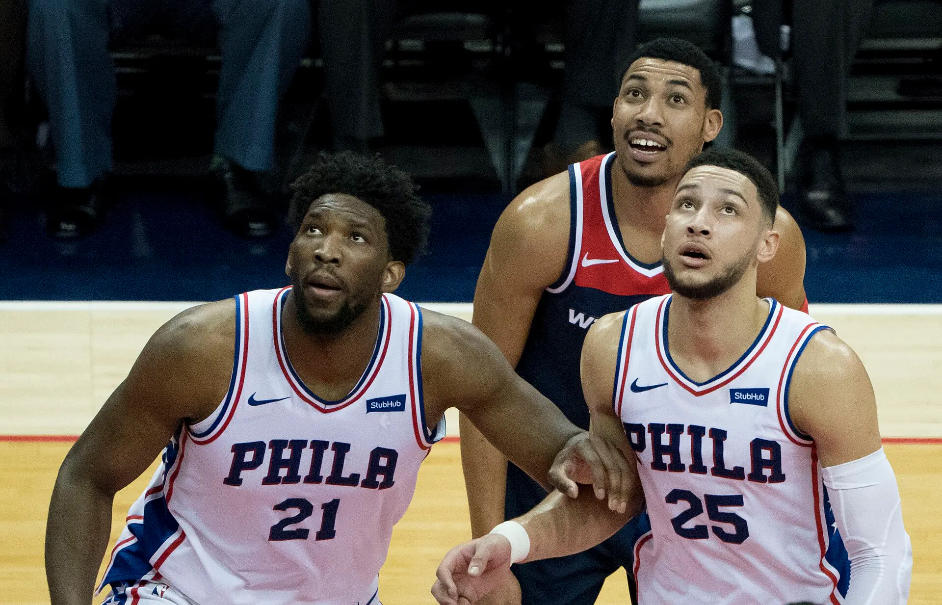 76 人 Joel Embiid 與 Ben Simmons 在巫師主場卡位搶籃板