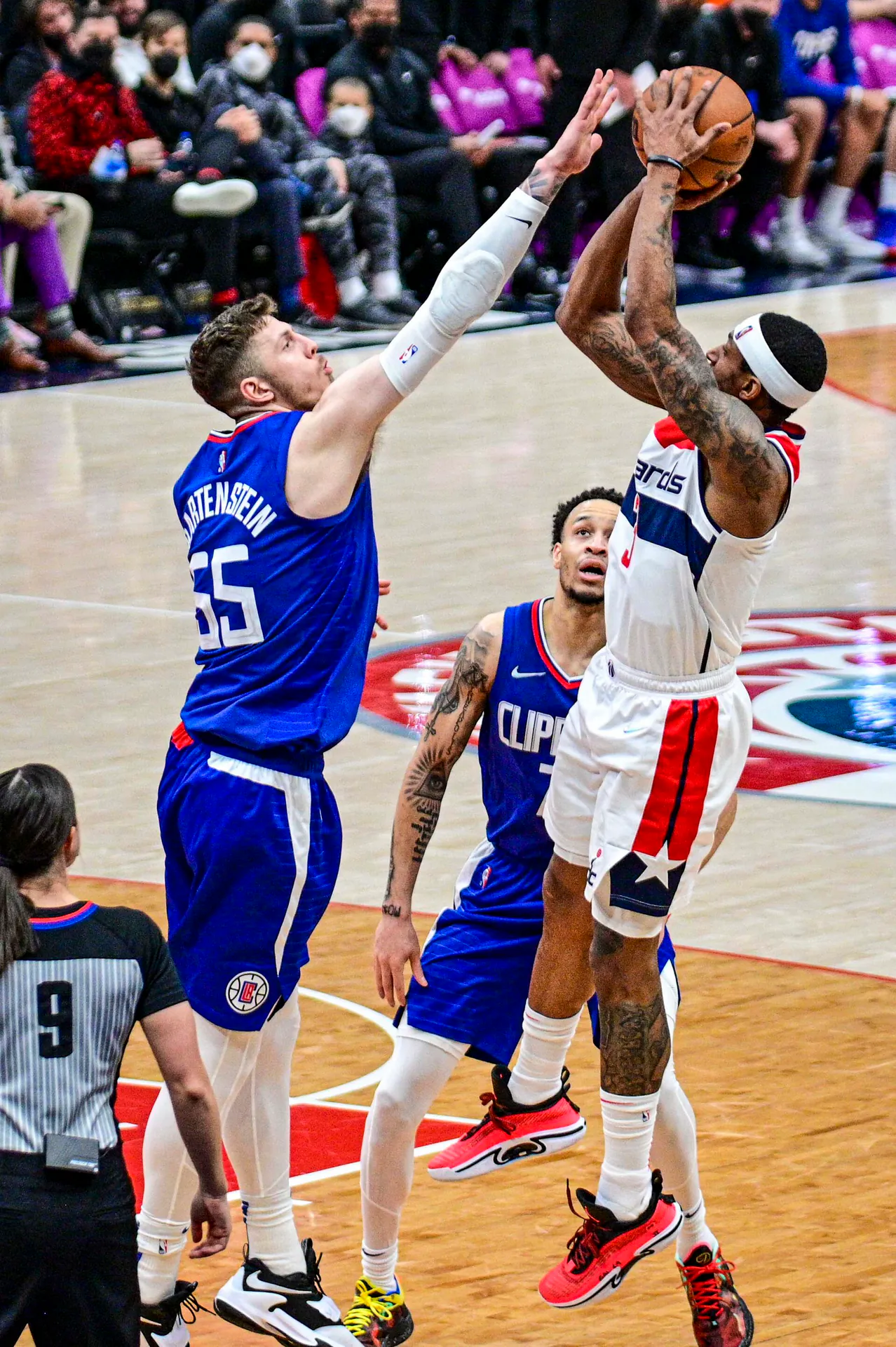 效力巫師時期的 Bradley Beal 面對快艇 55 號 Isaiah Hartenstein 封阻出手（攝影 All-Pro Reels，CC BY-SA 2.0，Wikimedia Commons）