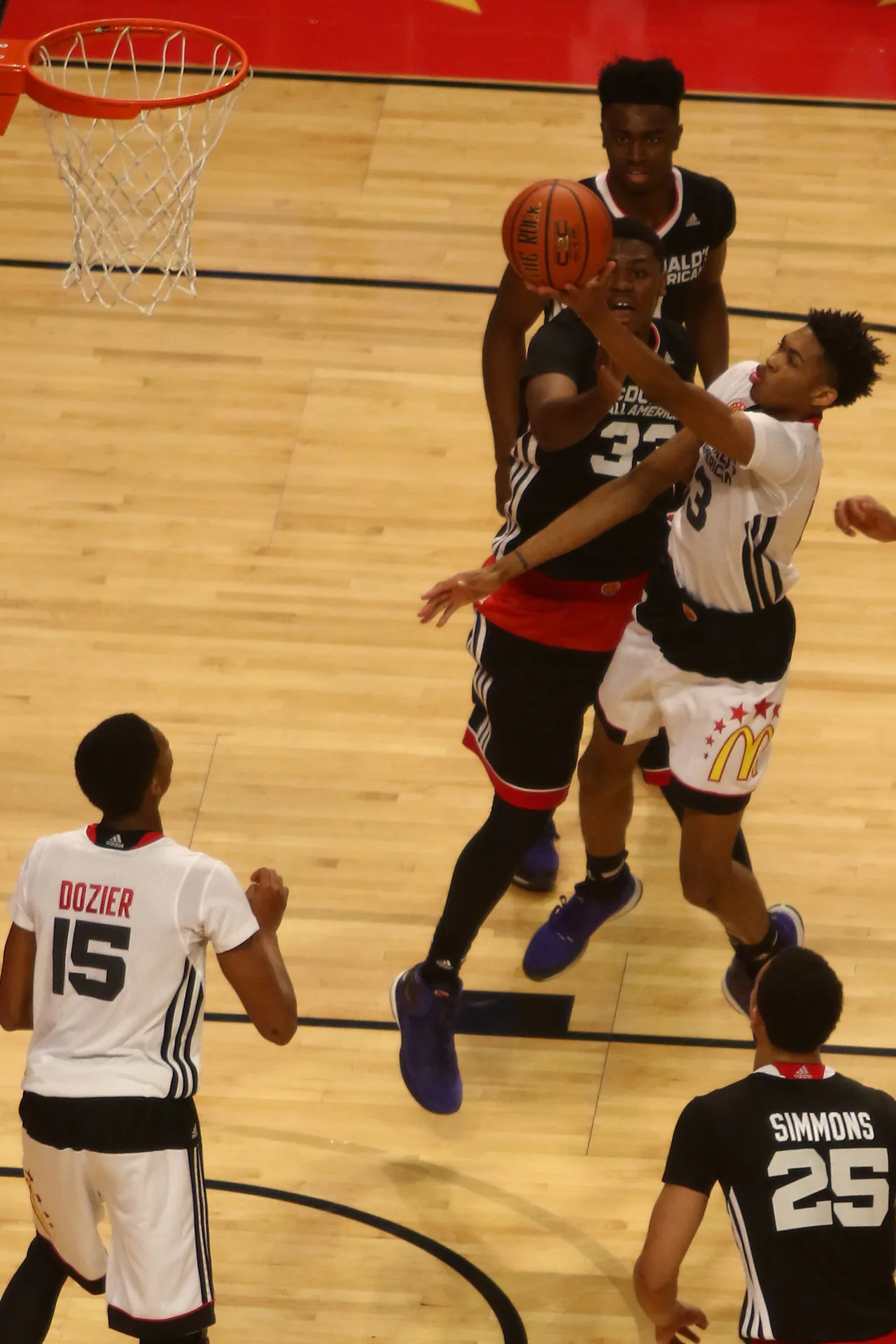 高中時期的 Brandon Ingram 在 2015 年麥當勞全美高中明星賽籃下出手（攝影 TonyTheTiger，CC BY-SA 4.0，Wikimedia Commons）
