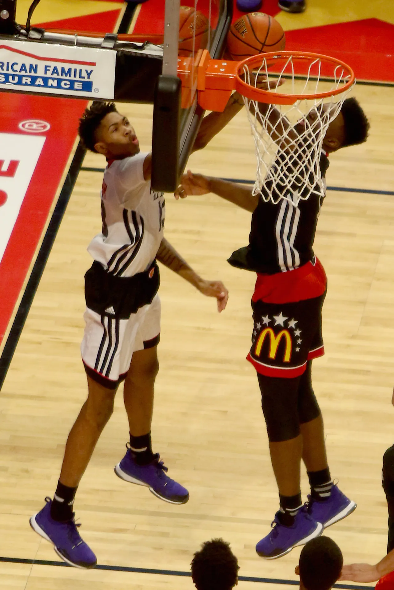 高中時期的 Brandon Ingram 在 2015 年麥當勞全美高中明星賽籃框下爭搶（攝影 TonyTheTiger，CC BY-SA 4.0，Wikimedia Commons）