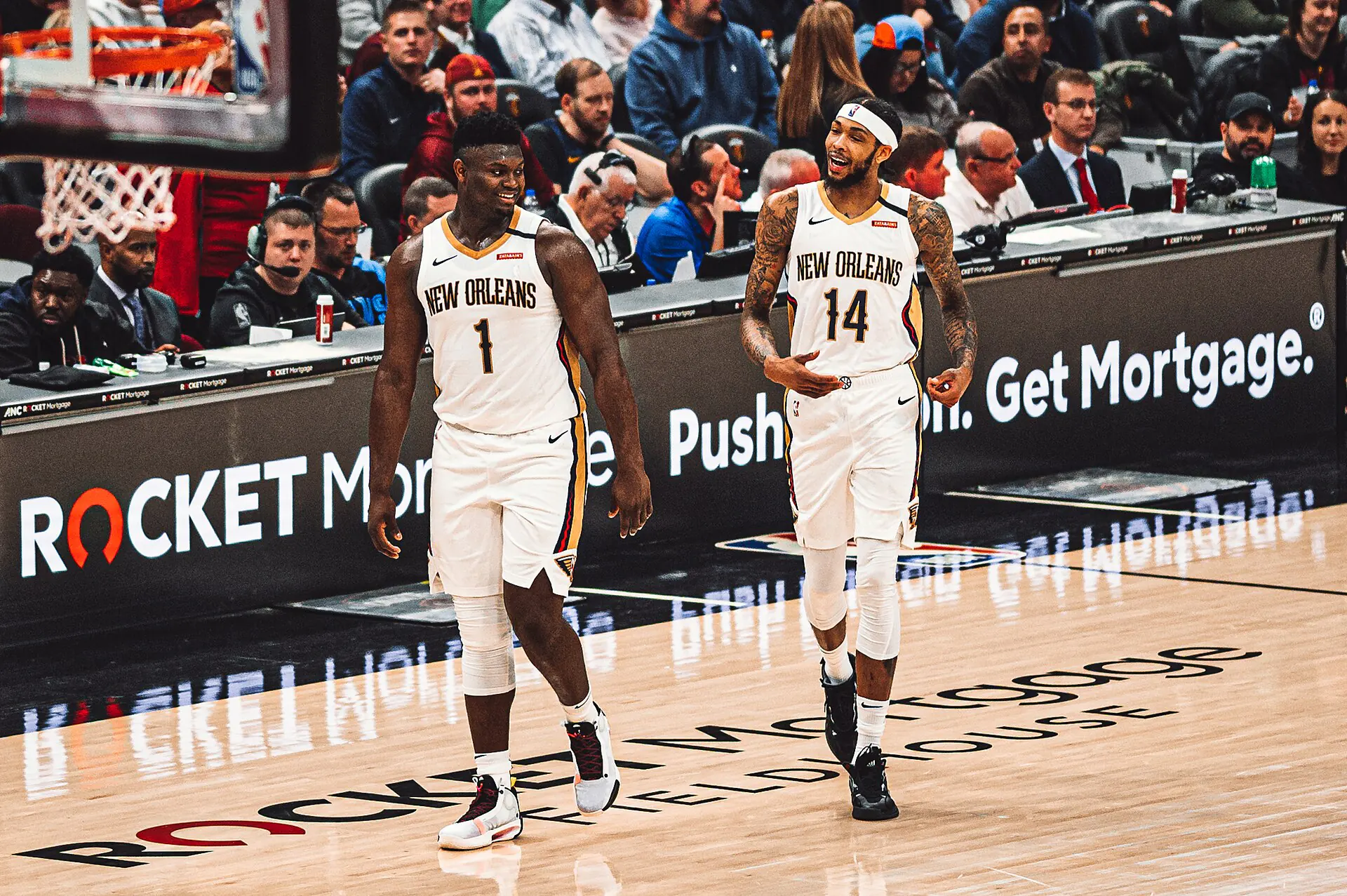 Brandon Ingram 身穿鵜鶘 14 號球衣與 1 號 Zion Williamson 並肩走在球場上（攝影 Erik Drost，CC BY 2.0，Wikimedia Commons）
