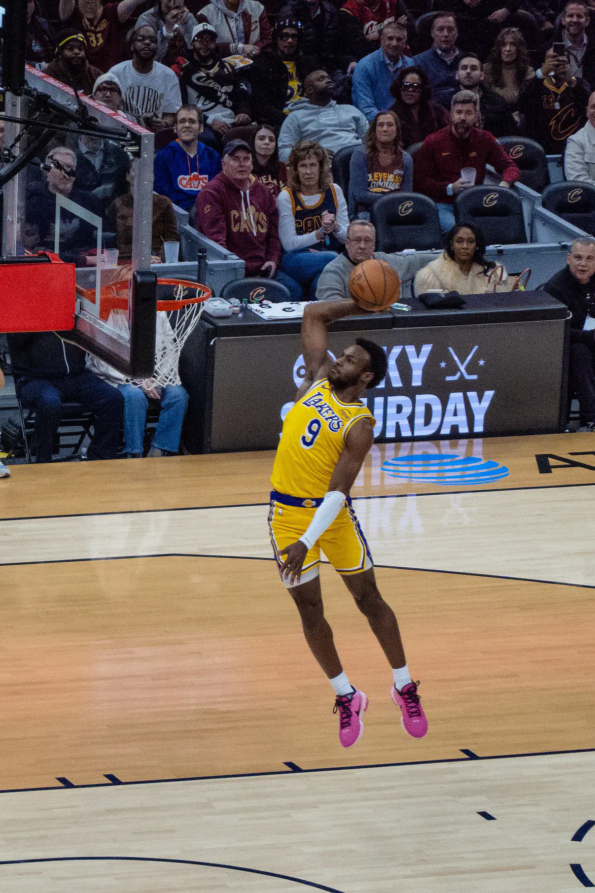 湖人 Bronny James 身穿金色 9 號球衣在克里夫蘭騎士主場單手灌籃（攝影 Erik Drost，CC BY 4.0，Wikimedia Commons）