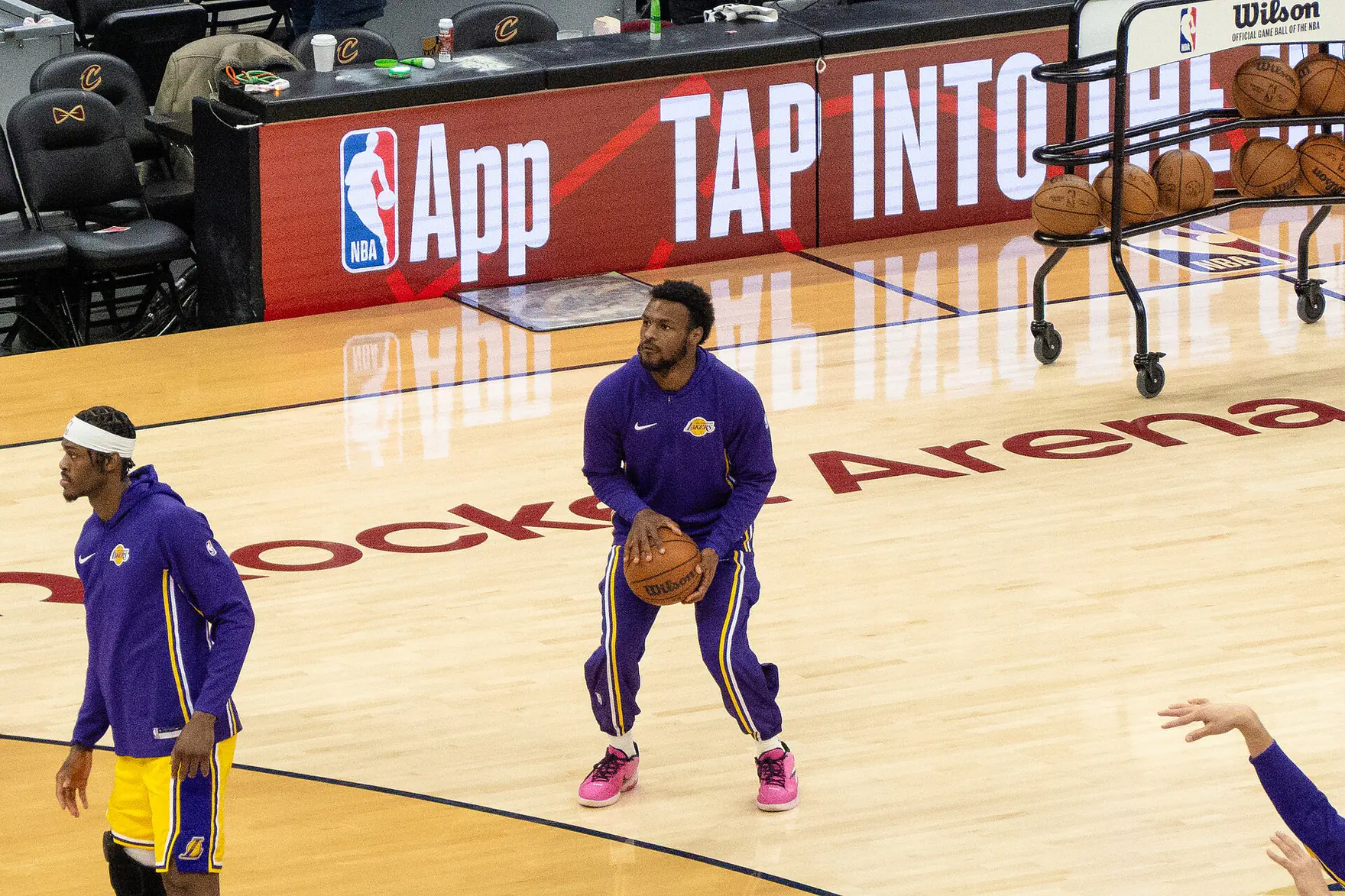 湖人 Bronny James 身穿紫色熱身服在賽前熱身時持球準備出手（攝影 Erik Drost，CC BY 4.0，Wikimedia Commons）
