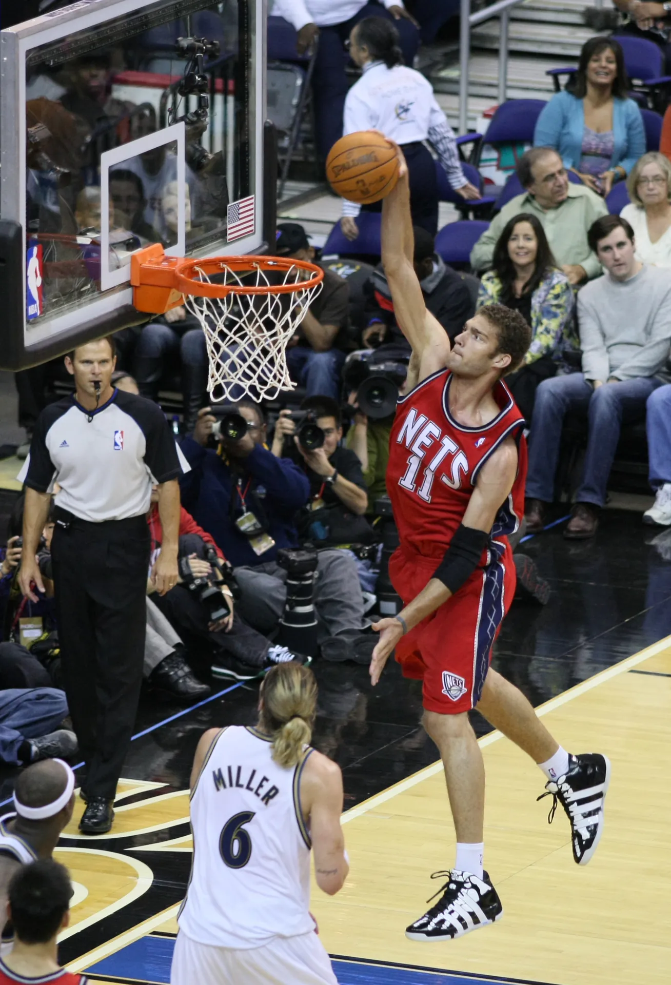 Brook Lopez 身穿籃網 11 號球衣在比賽中單手灌籃