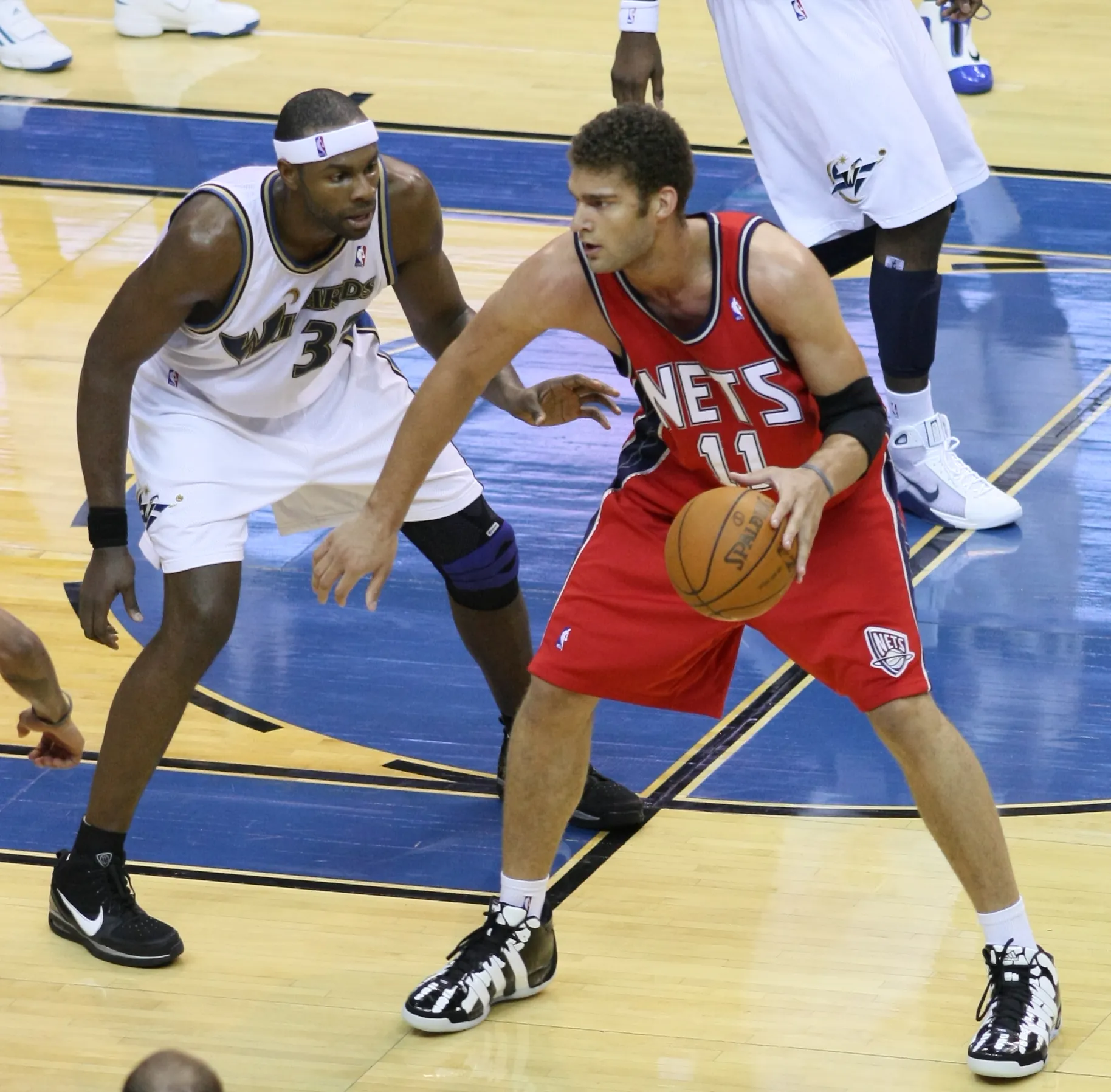 Brook Lopez 身穿籃網球衣在低位運球面對巫師防守