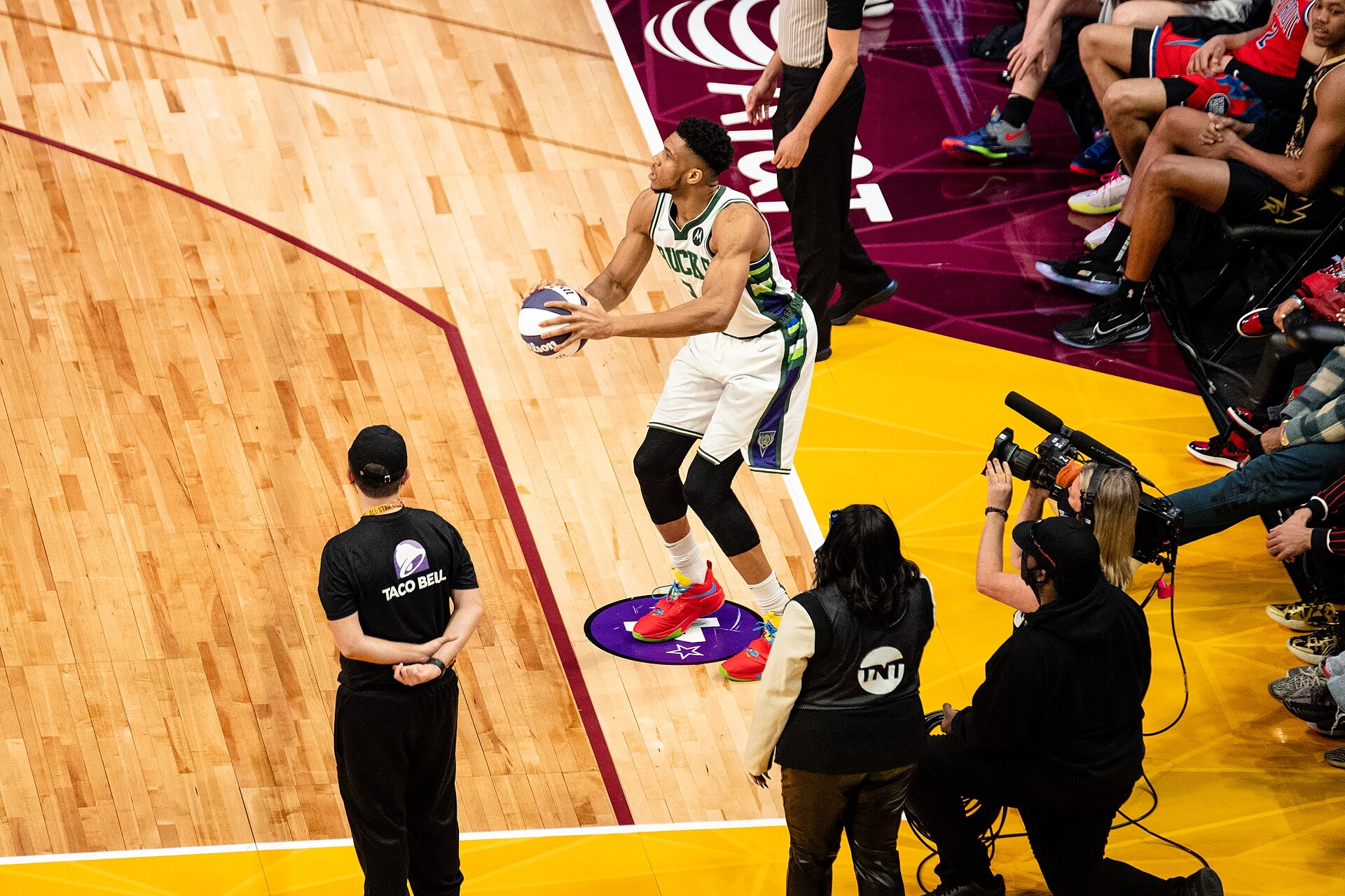 Giannis Antetokounmpo 於公鹿主場出賽的實戰畫面（攝影：Erik Drost，授權 CC BY 2.0，來源 Wikimedia Commons）