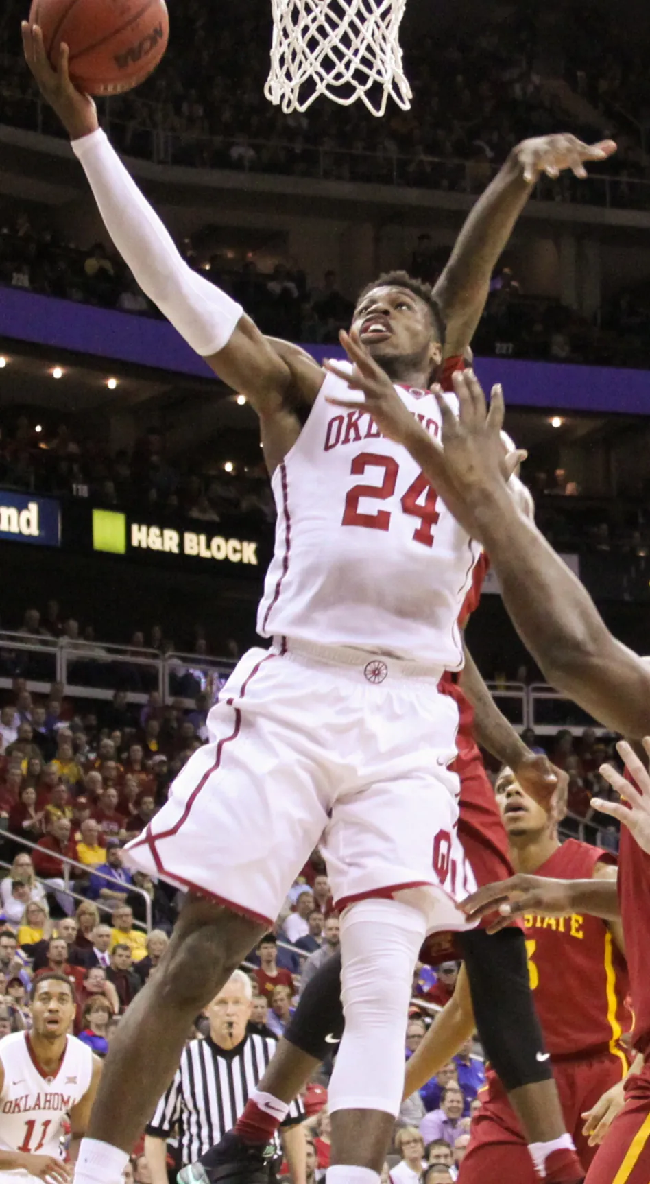 Buddy Hield 大學時期身穿奧克拉荷馬大學白色 24 號球衣、於比賽中上籃的動作（攝影 Max Goldberg，授權 CC BY 2.0，來源 Wikimedia Commons）