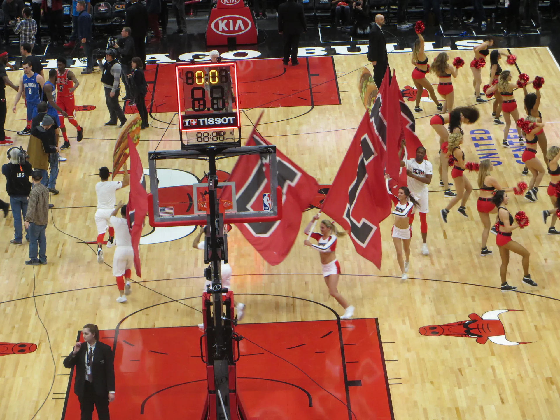 United Center 球場上啦啦隊揮舞紅色大旗與彩球慶祝公牛勝利