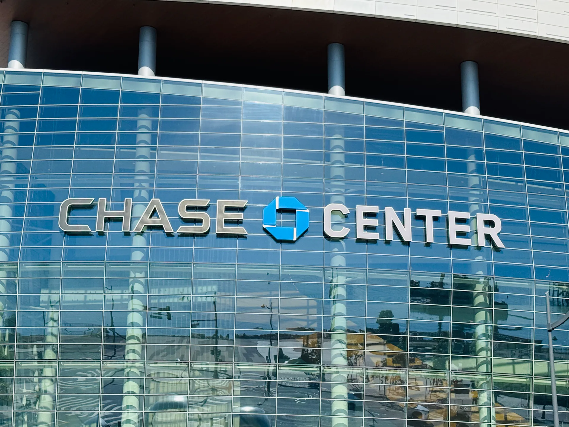 舊金山 Chase Center 玻璃帷幕外牆與場館名稱字樣