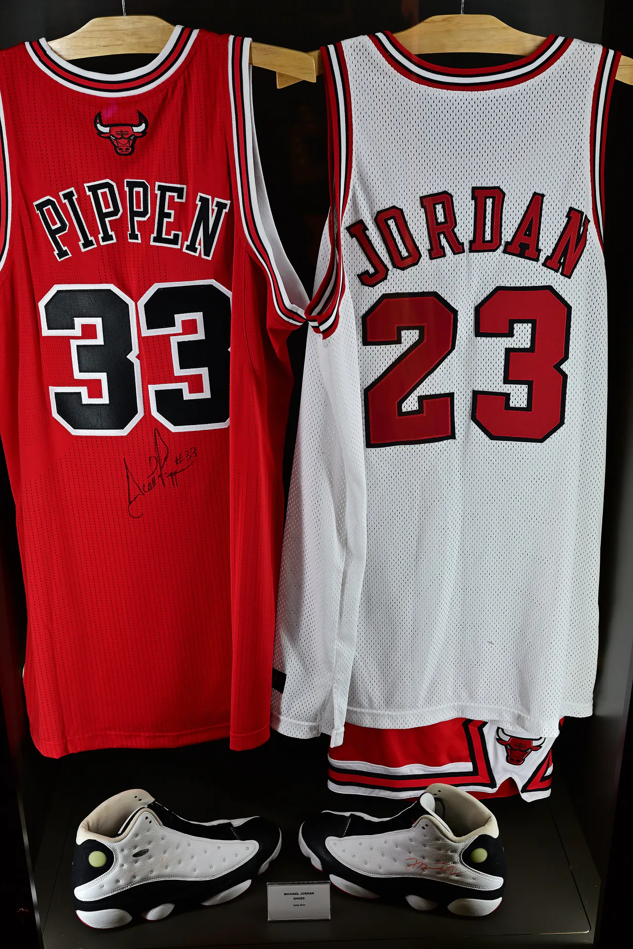 芝加哥運動博物館展出的 Pippen 紅色 33 號與 Jordan 白色 23 號球衣，Nairn McWilliams 攝