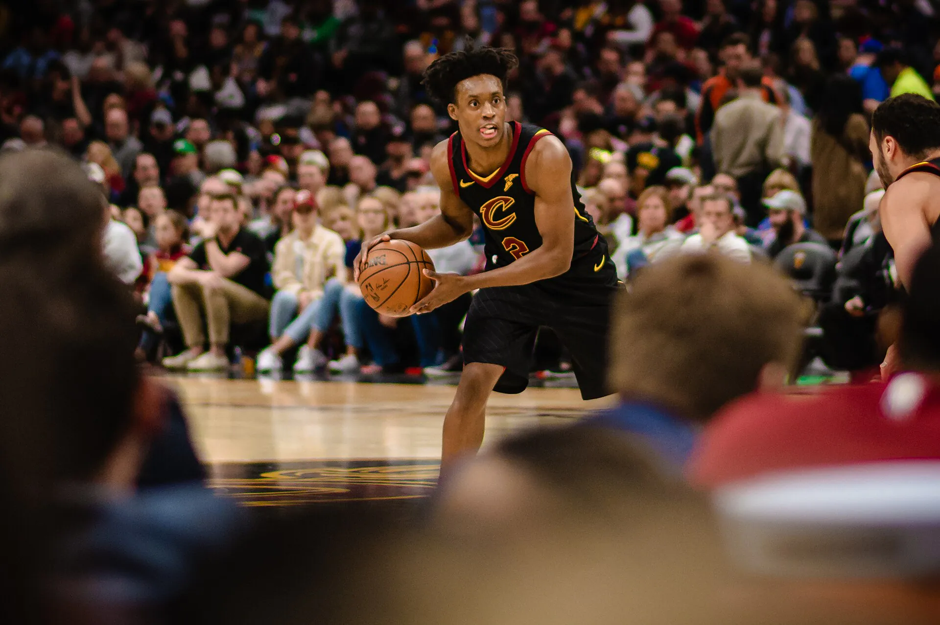 騎士時期身穿黑色 2 號球衣的 Collin Sexton 在場上持球觀察