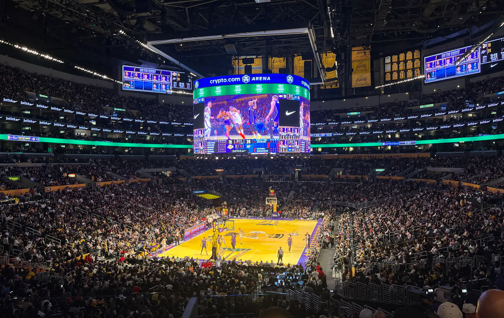 2024 年 11 月湖人主場 Crypto.com Arena 迎戰雷霆的 NBA 盃比賽進行中，看台座無虛席，攝影 Troutfarm27，CC BY 4.0，Wikimedia Commons