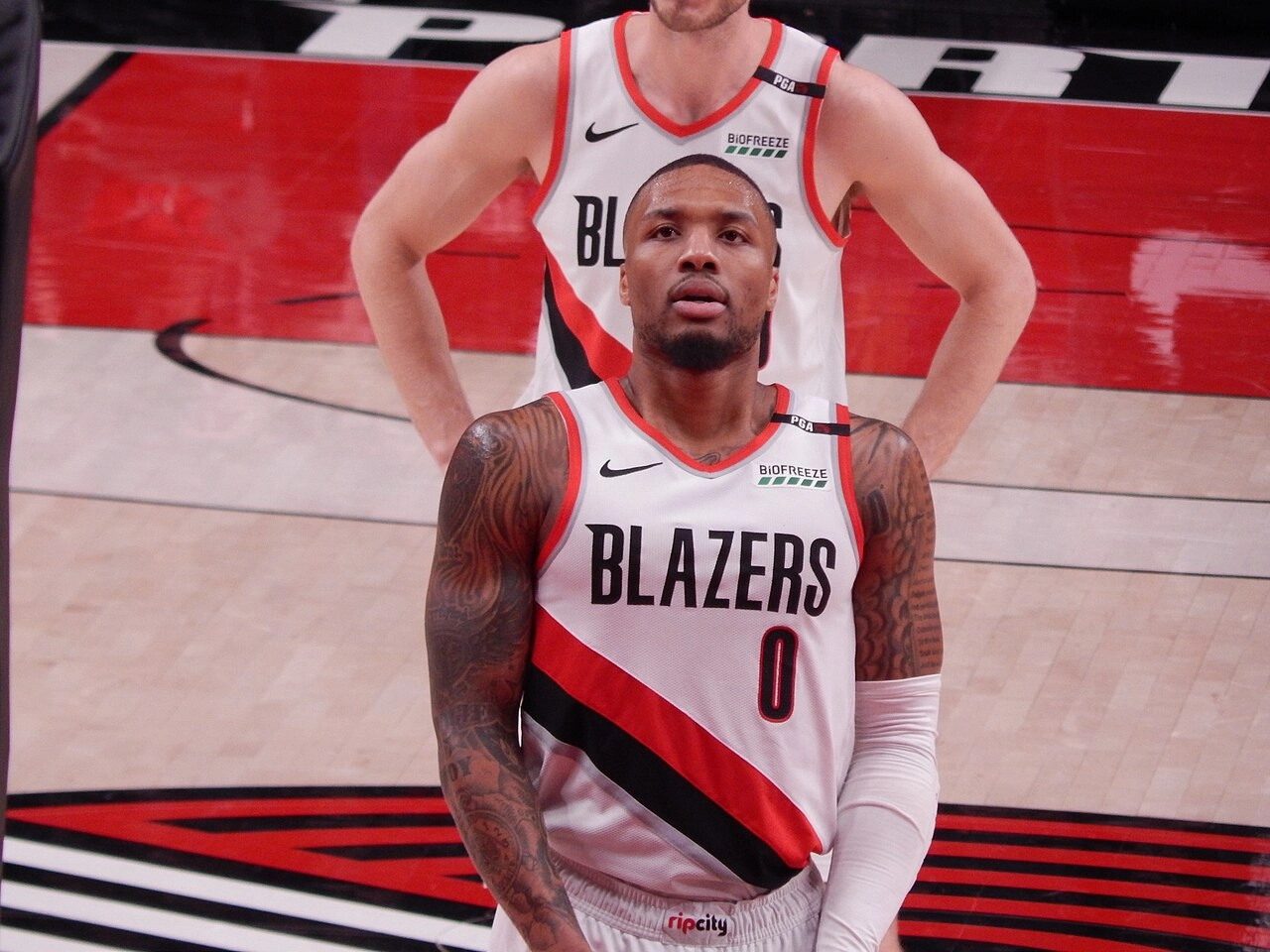 Damian Lillard 身穿拓荒者白色主場球衣，比賽中站上罰球線（攝影：Frenchieinportland，授權 CC BY-SA 4.0，來源 Wikimedia Commons）