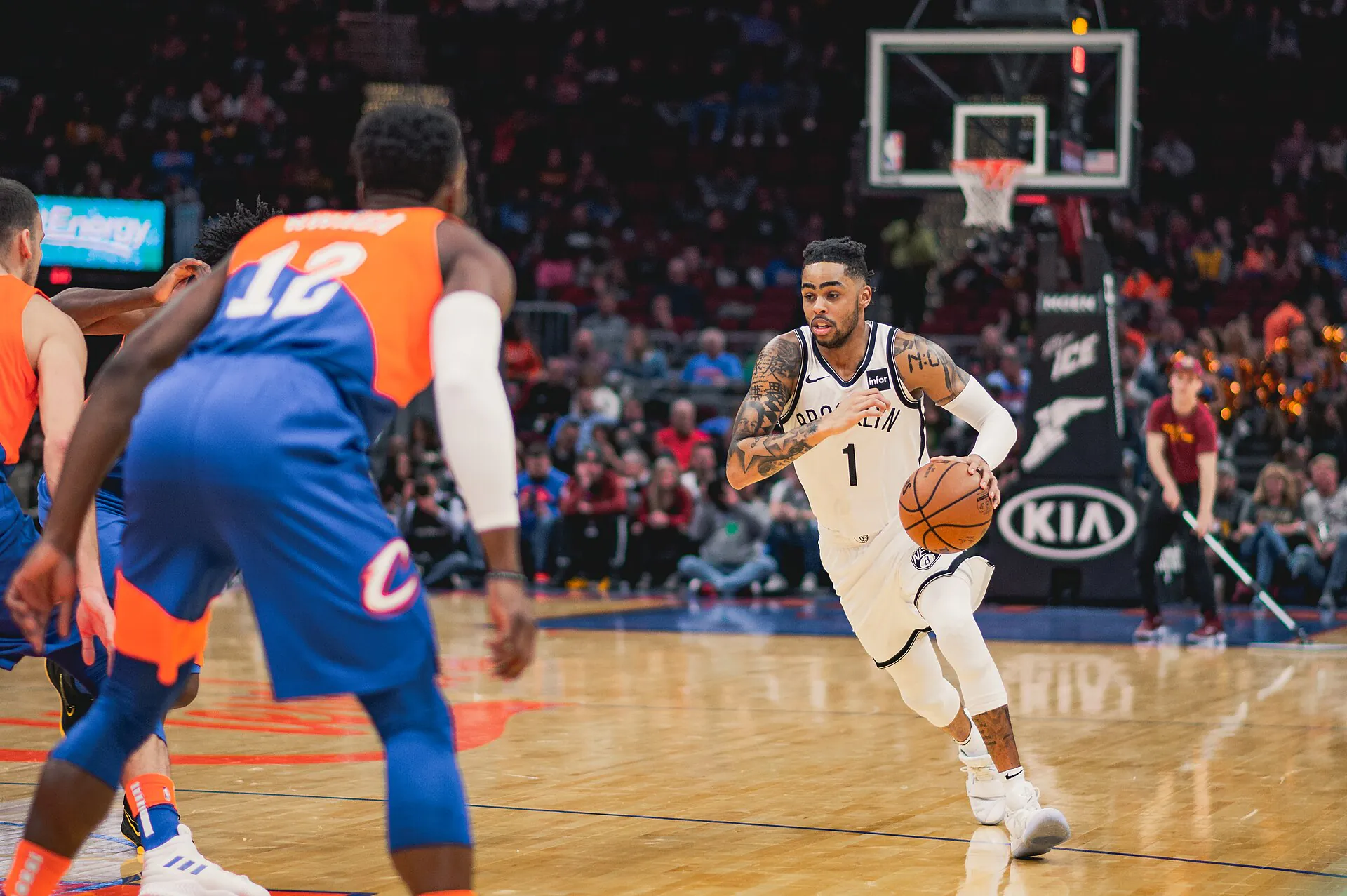 2019 年籃網 D'Angelo Russell 作客騎士運球推進，Erik Drost 攝，CC BY 2.0