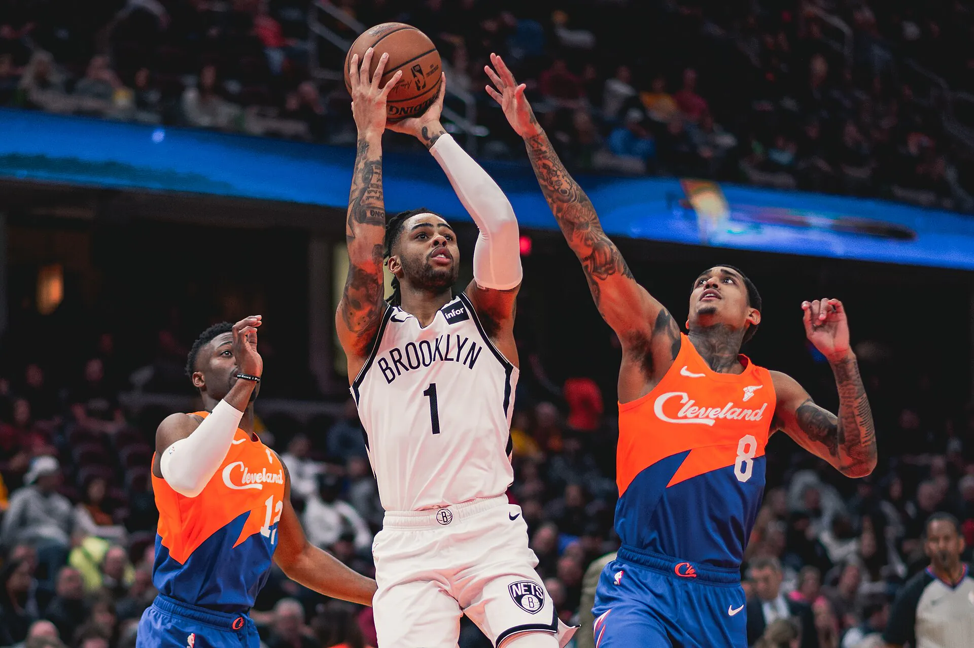 2019 年籃網 D'Angelo Russell 在騎士兩名球員防守下出手，Erik Drost 攝，CC BY 2.0