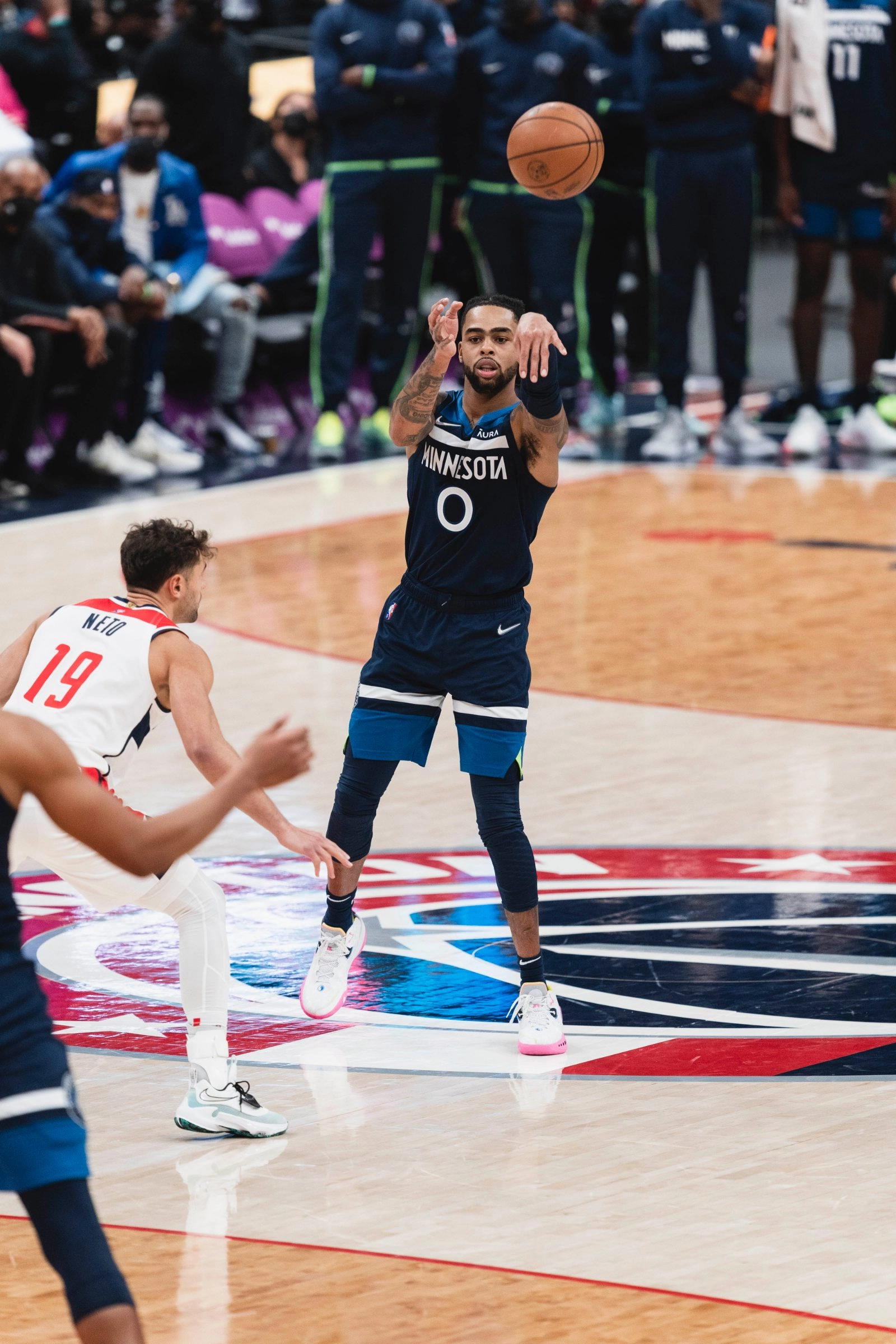 D'Angelo Russell 身穿明尼蘇達灰狼深色 0 號球衣於比賽中傳球。攝影：All-Pro Reels，授權 CC BY-SA 2.0，來源 Wikimedia Commons。