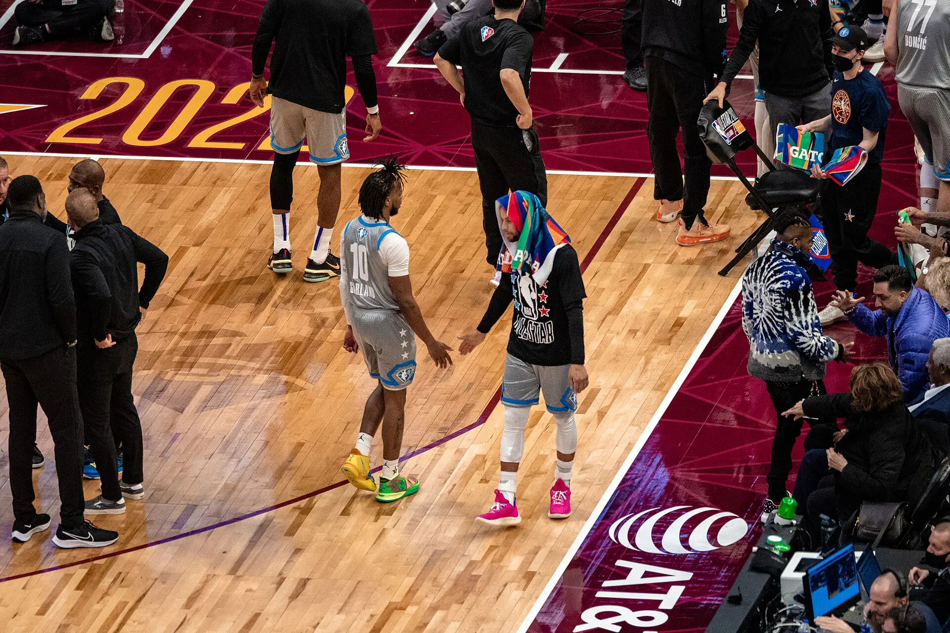 Darius Garland 與 Stephen Curry 在 2022 年明星賽場上擊掌