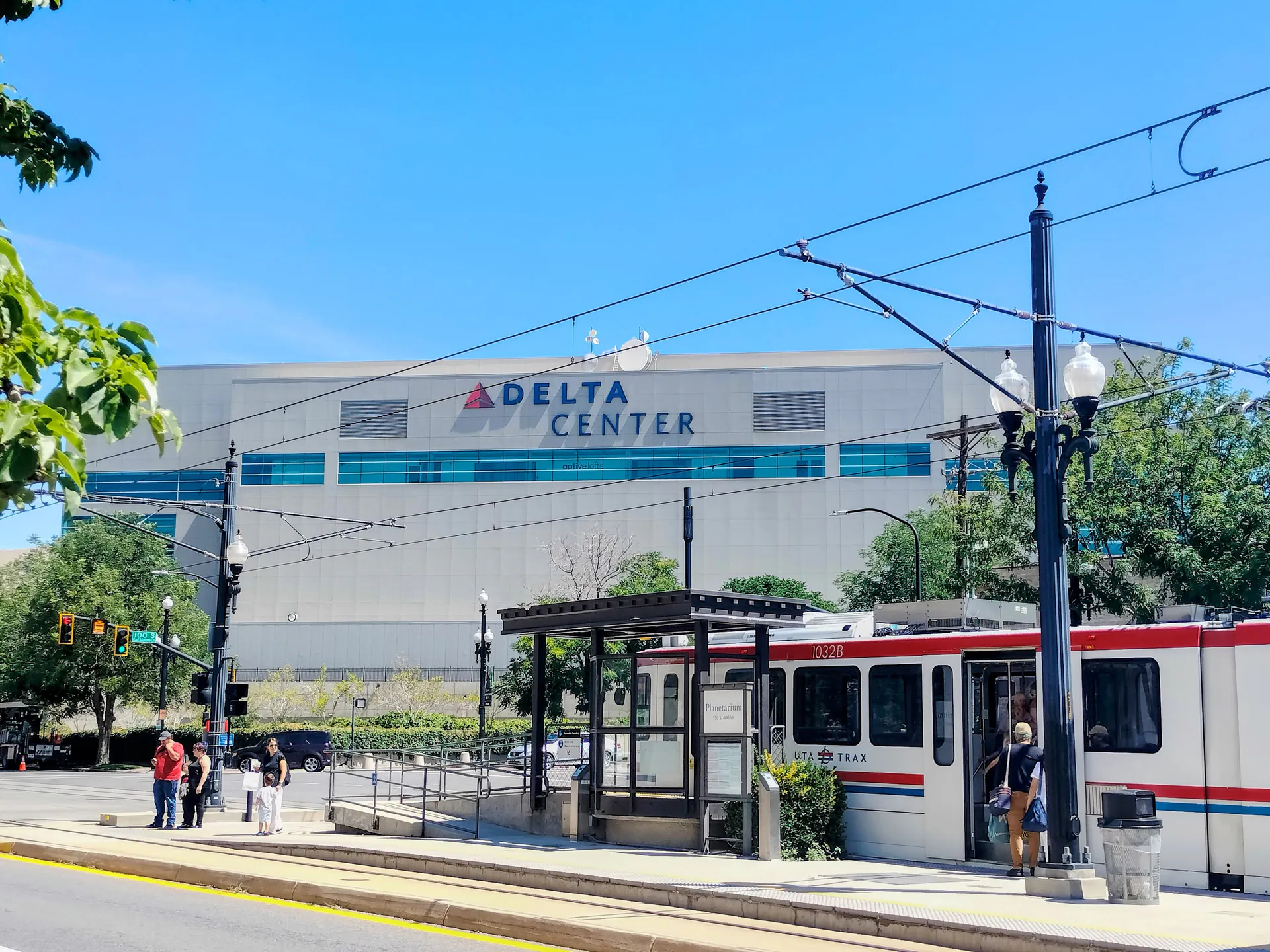 鹽湖城 Delta Center 外牆的場館名稱與前方的輕軌車站