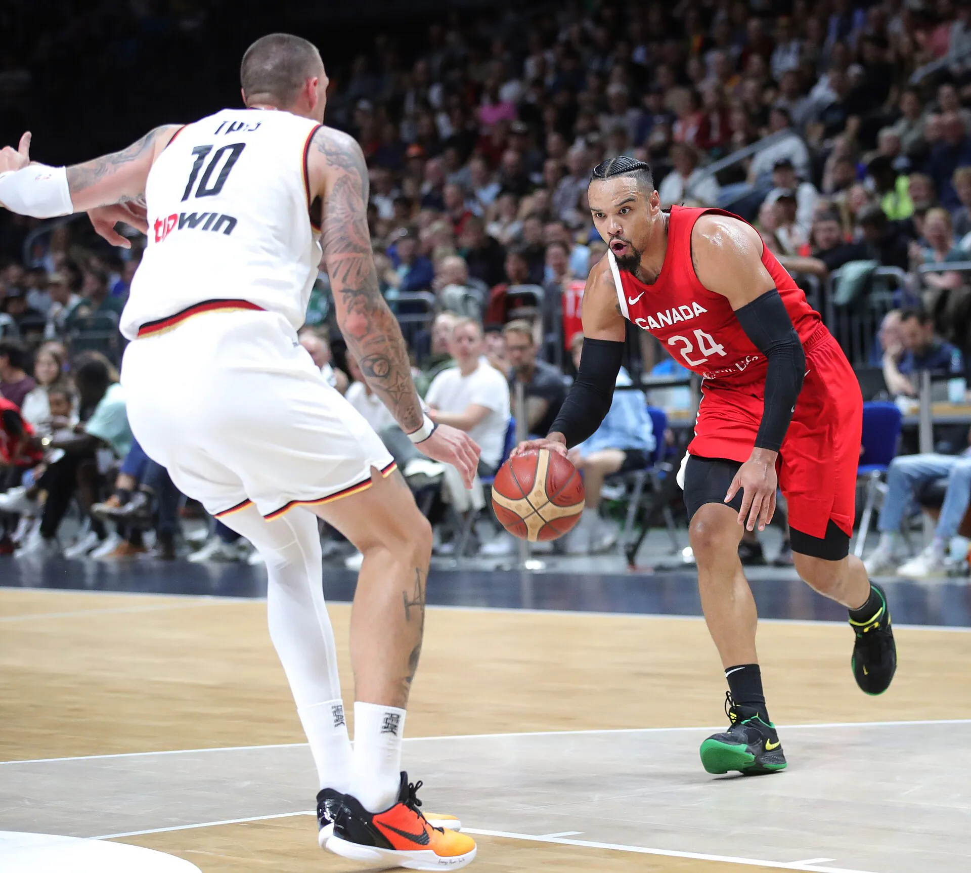 2023 年加拿大對德國友誼賽 Dillon Brooks 持球面對 Daniel Theis 防守，Sandro Halank 攝