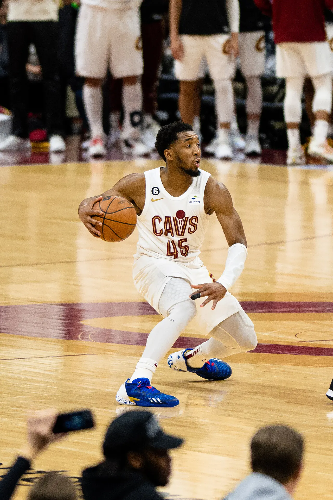 Donovan Mitchell 穿騎士 45 號球衣與藍色 adidas 球鞋持球切入