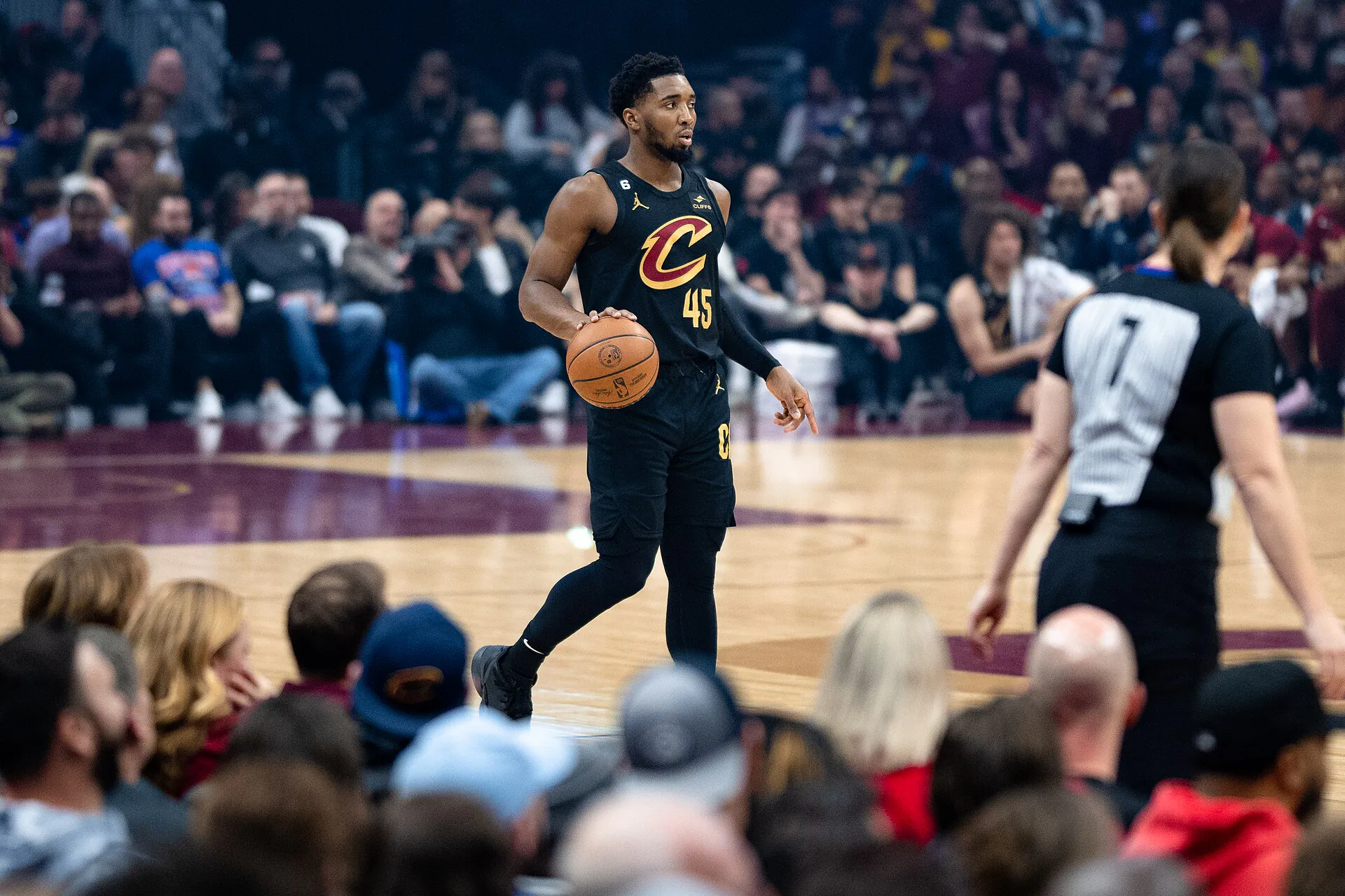 Donovan Mitchell 身穿騎士黑色 45 號球衣在主場運球推進