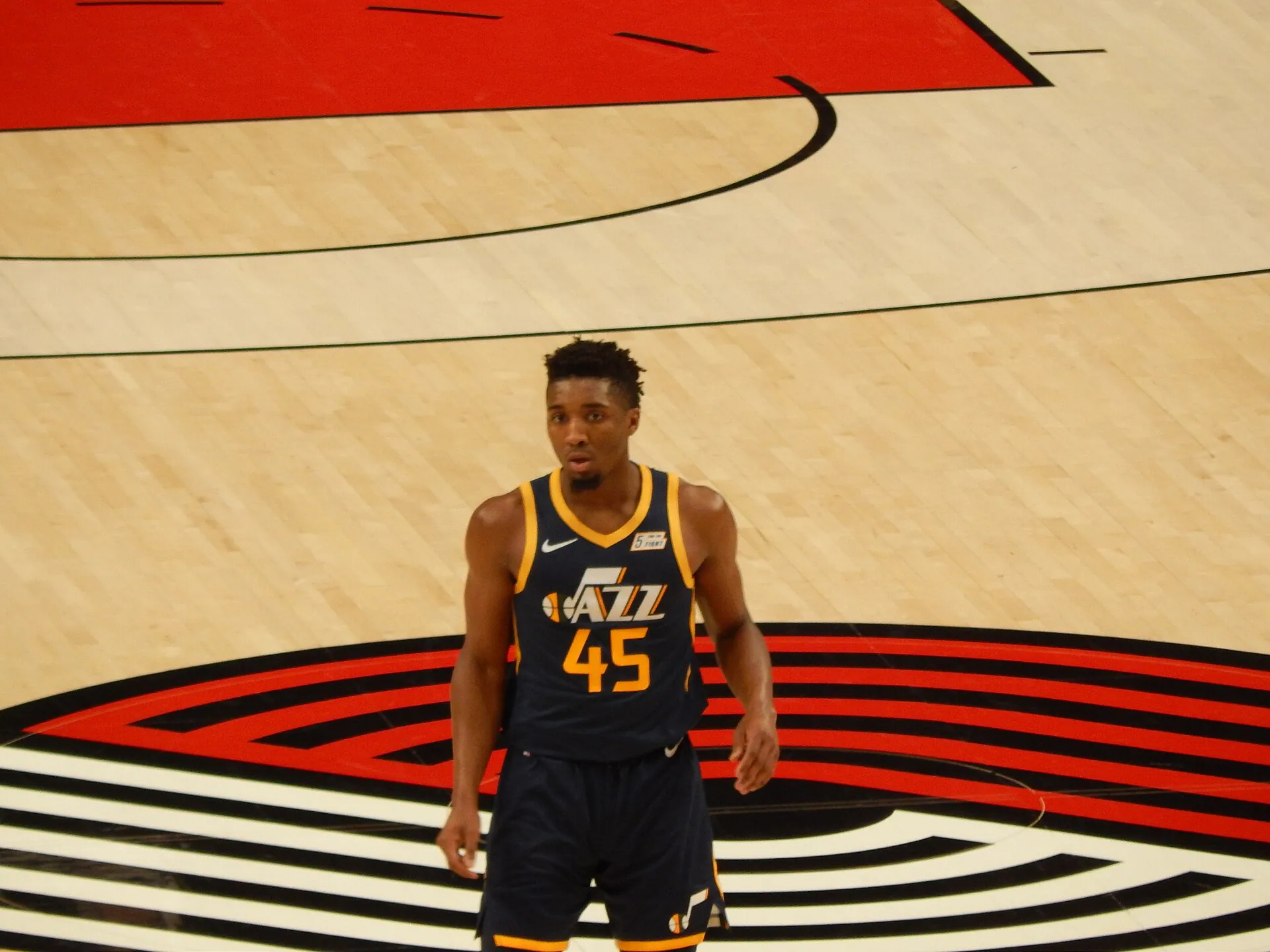 Donovan Mitchell 效力爵士時身穿深藍 45 號球衣站在場上