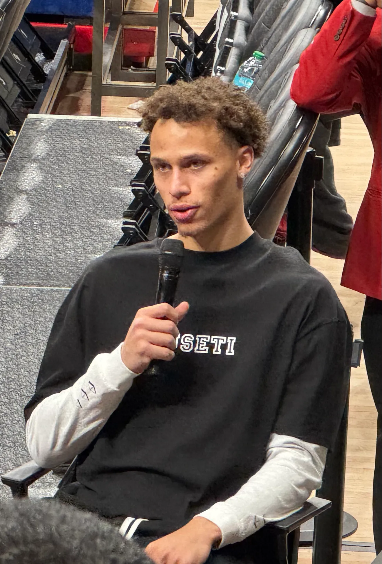 Dyson Daniels 在老鷹球迷見面會上手持麥克風發言