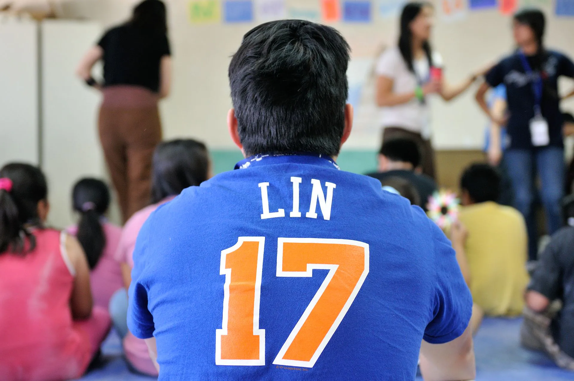 2012 年一名觀眾穿著 LIN 17 尼克 T 恤，攝影 Michael Saechang，CC BY-SA 2.0