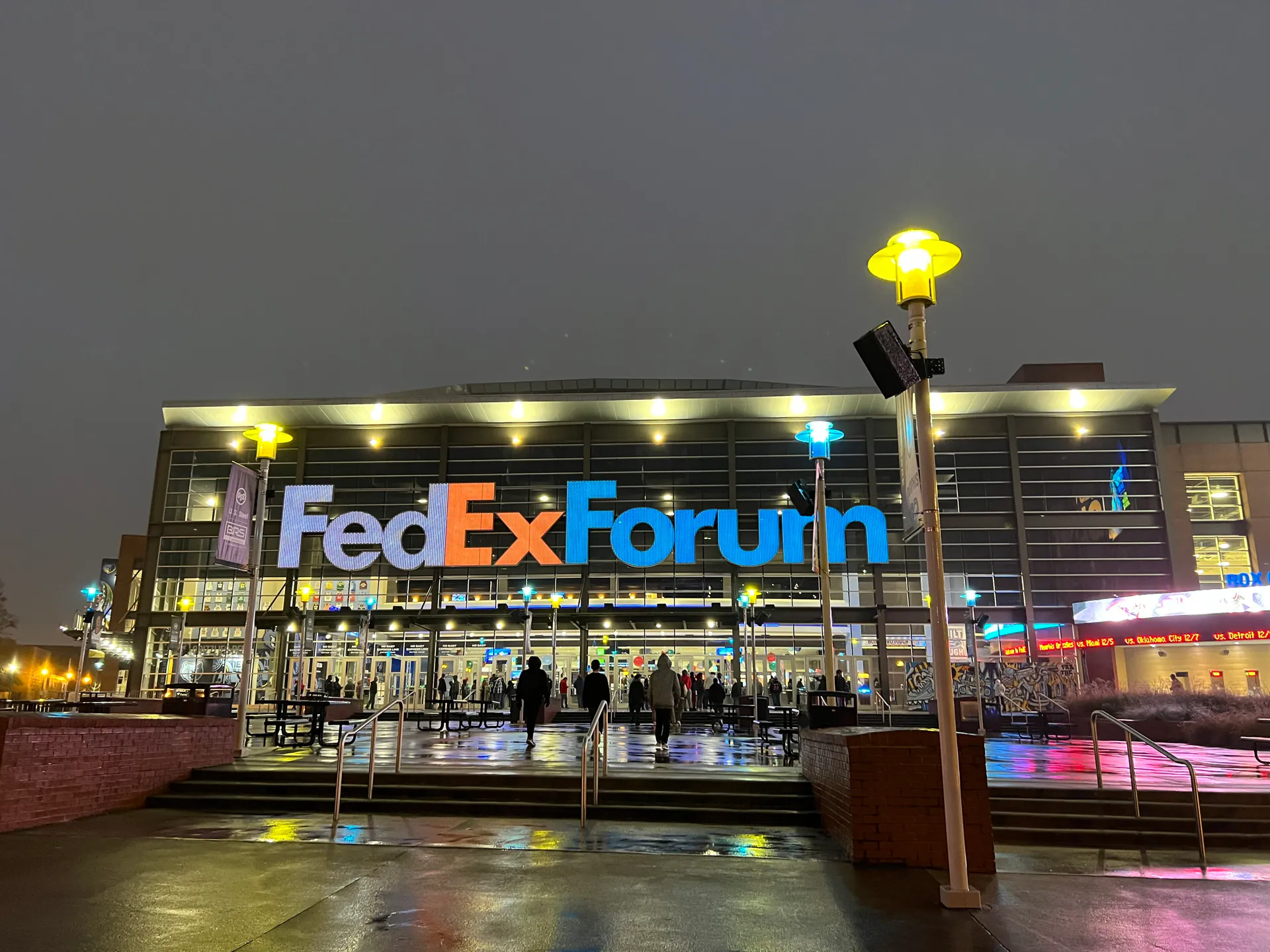 夜間點亮招牌燈光的曼菲斯 FedExForum 正門外觀