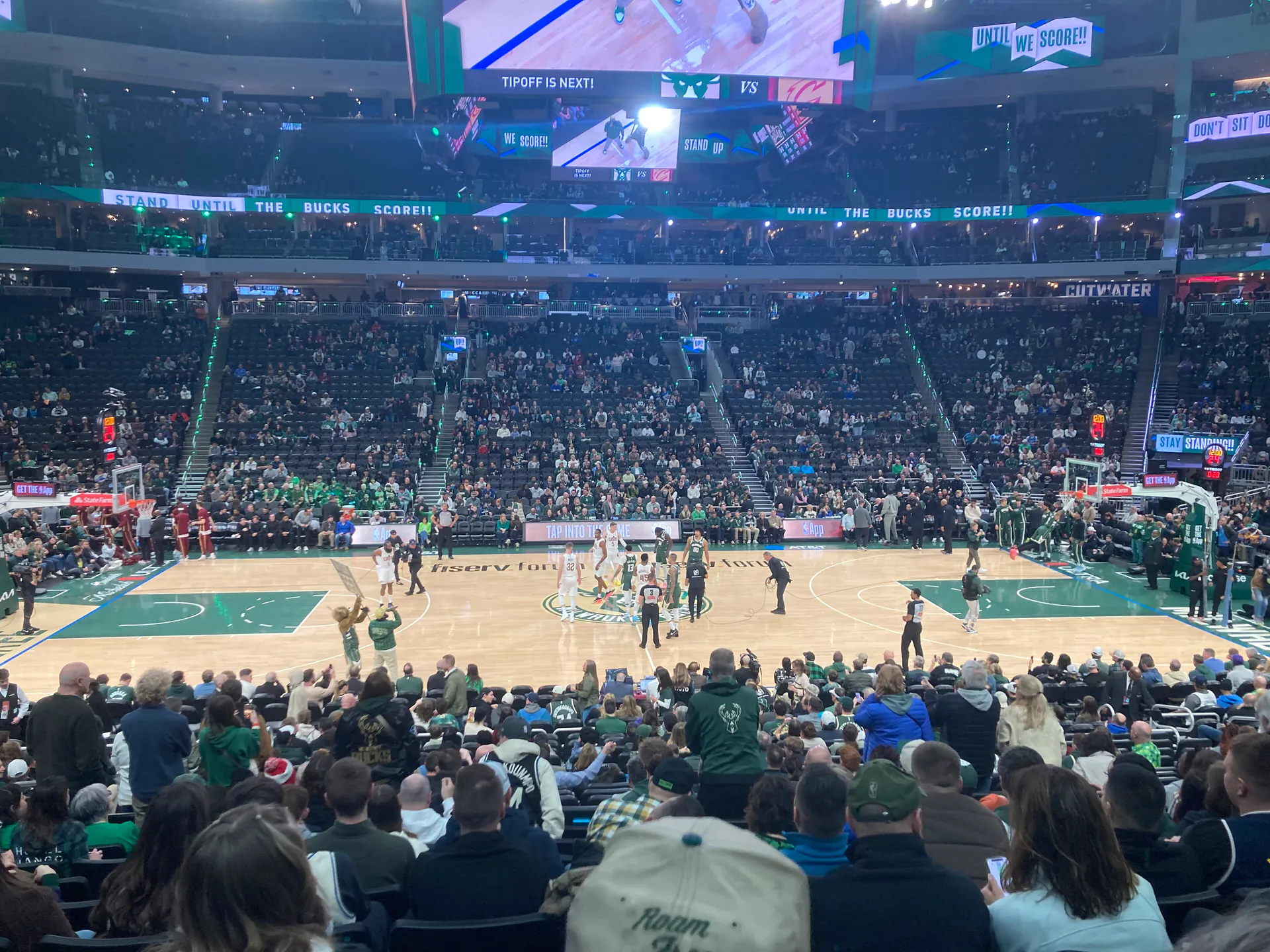 公鹿主場 Fiserv Forum 比賽開場跳球的全場景觀