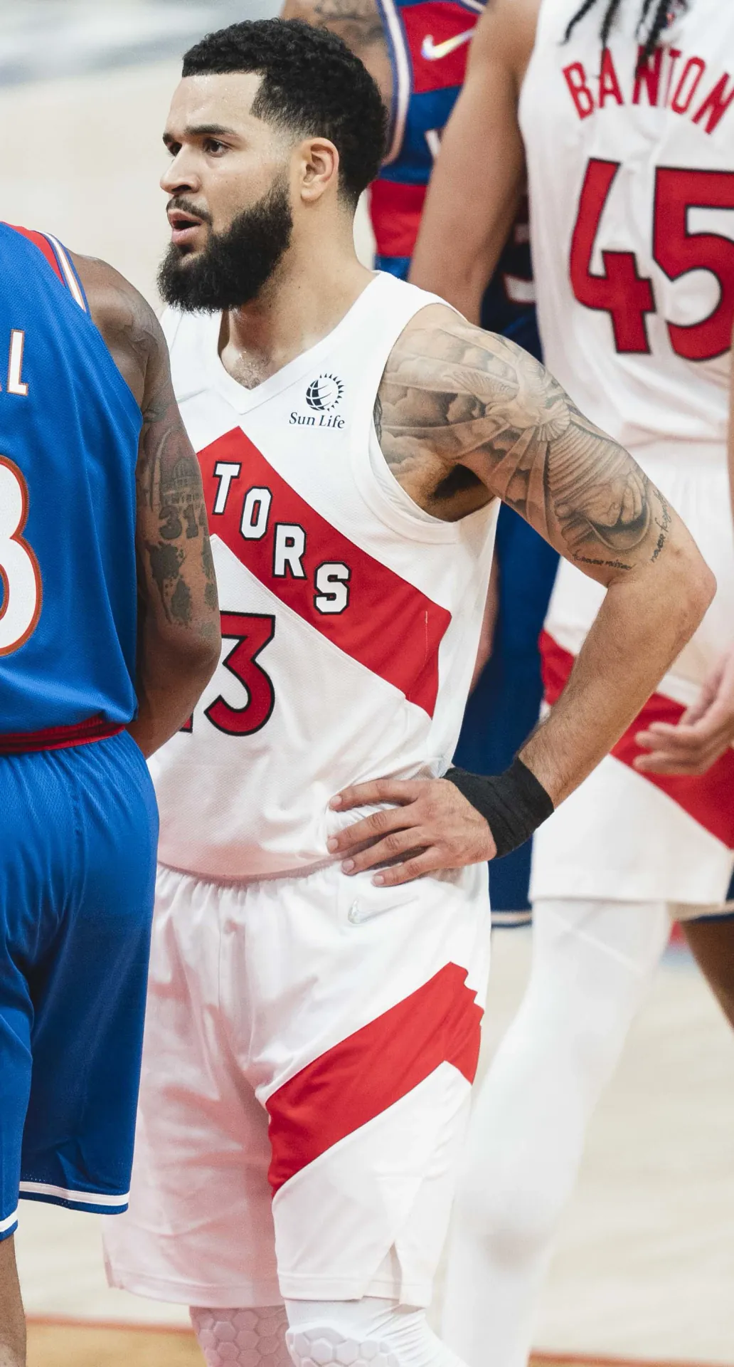 Fred VanVleet 身穿白色多倫多暴龍 23 號球衣，於 NBA 比賽中站在場上（攝影 All-Pro Reels，授權 CC BY-SA 2.0，來源 Wikimedia Commons）